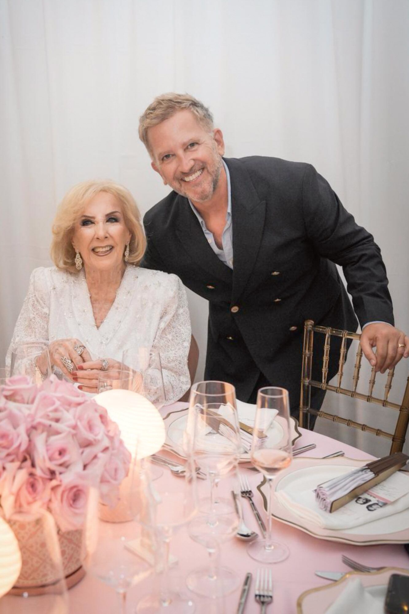 Como desde hace una década, Ramiro Arzuaga estuvo a cargo de la ambientación. Optó por el rosa, el dorado, las flores frescas y las luces tenues de los veladores de cada una de las ocho mesas ubicadas en el jardín