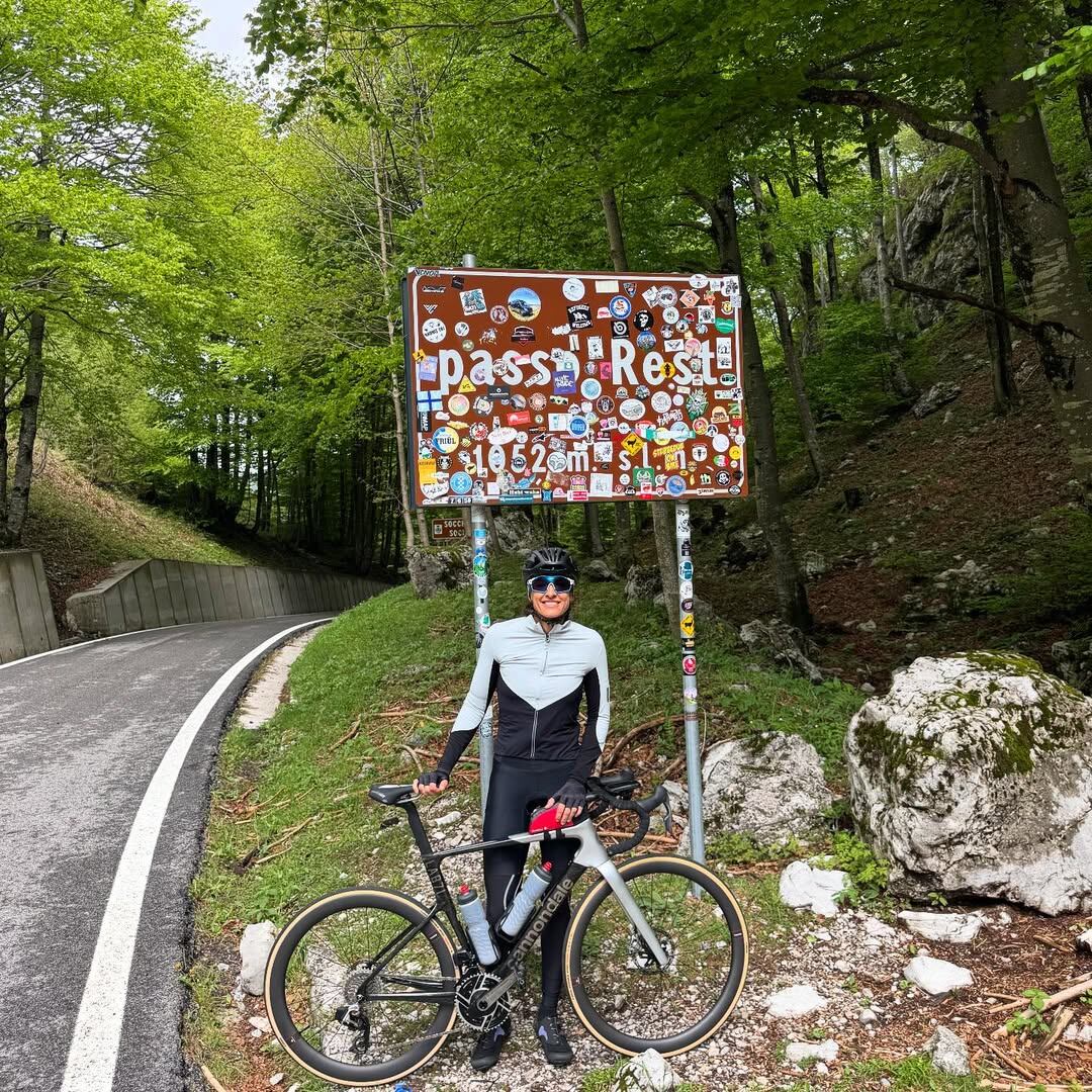 Gaby Sabatini y su bicicleta en el camino de Pass Rest, situado en Italia