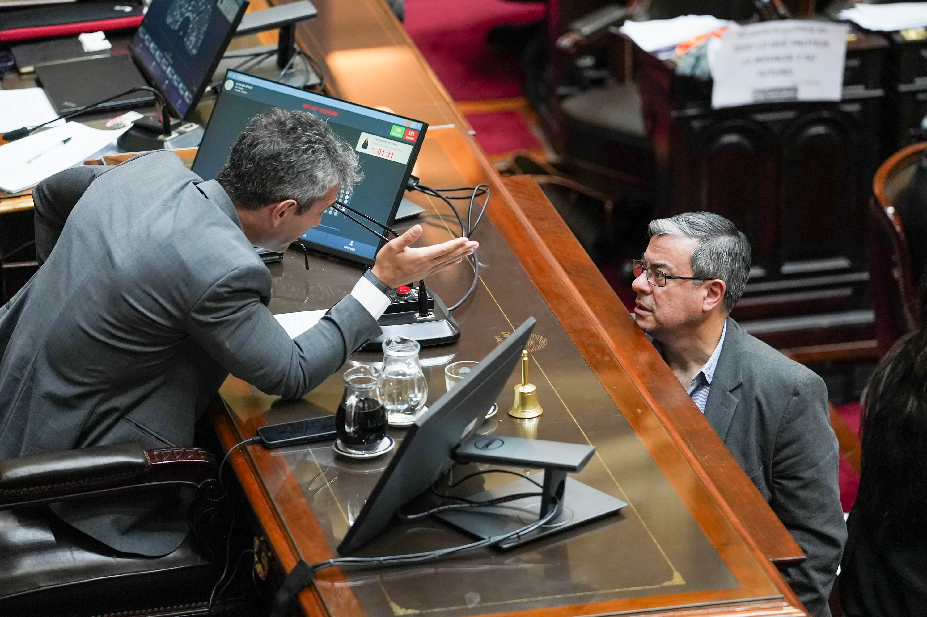 El Presidente de la Cámara de Diputados, Martín Menem, dialoga con el diputado opositor Germán Martínez