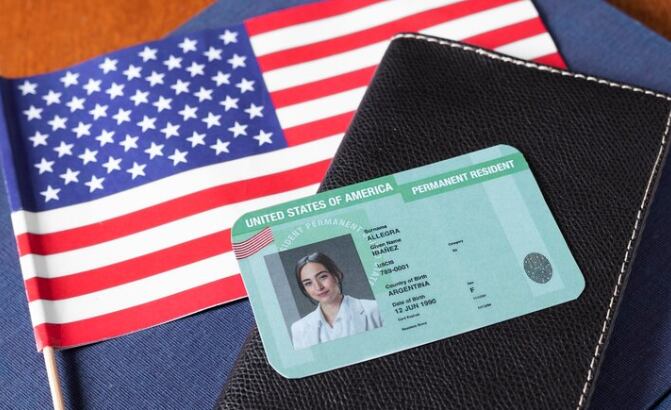 Estar fuera de Estados Unidos por más de un año podría ser negativo para los titulares de la green card
