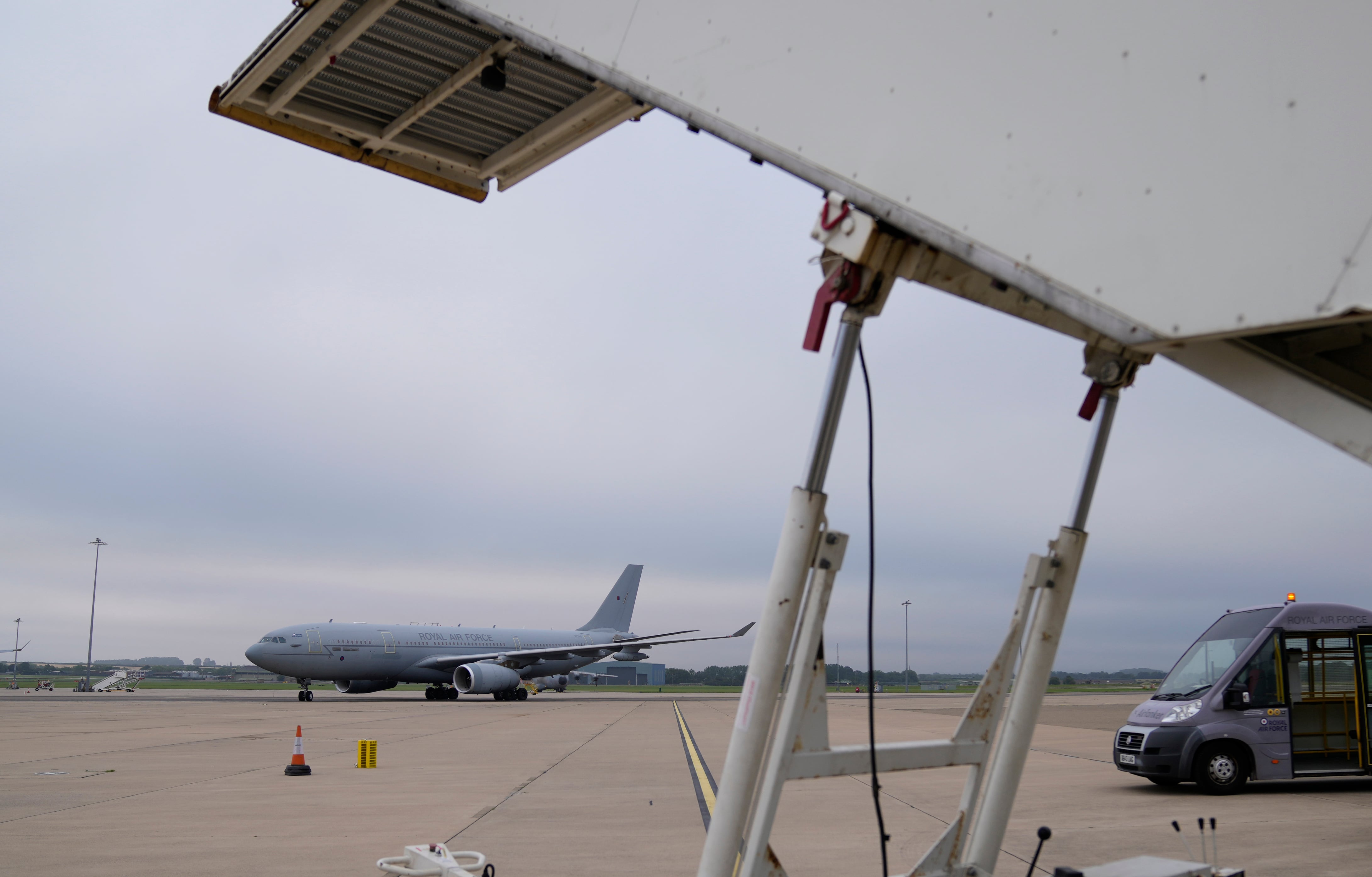 Un Voyager de la Fuerza Aérea británica, con miembros de la 16ta brigada aérea de asalto de las fuerzas armadas británicas, llega a Brize Norton, Inglaterra, el 28 de agosto de 2021