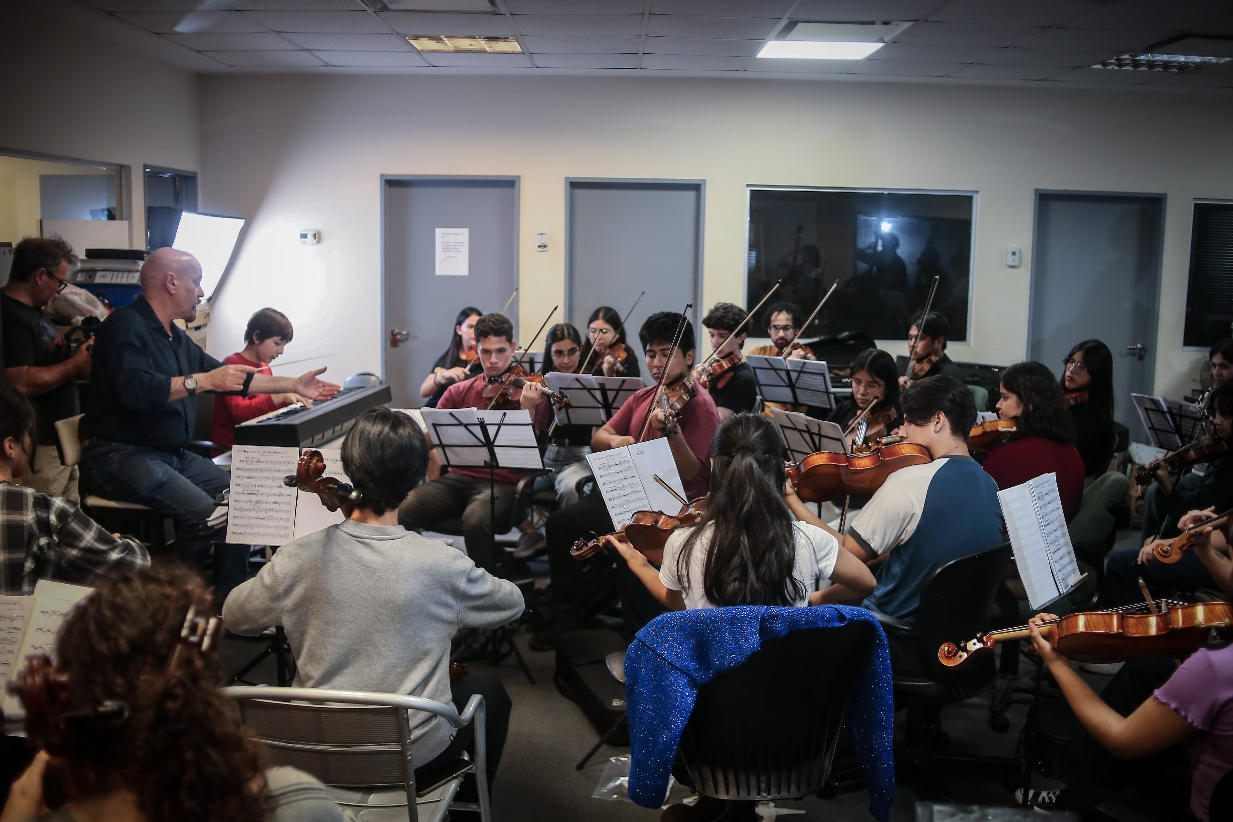 Un ensayo de la orquesta, con el director Néstor Tedesco