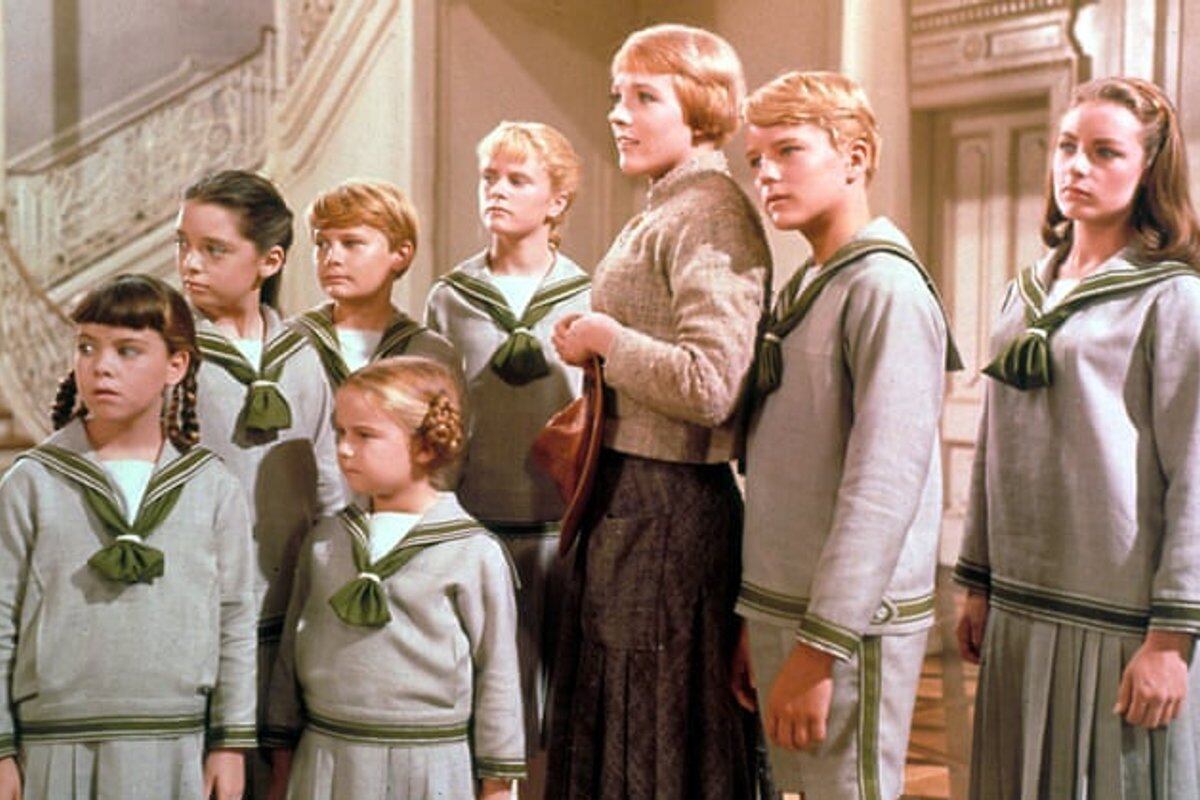Julie Andrews junto con los niños de la familia Von Trapp