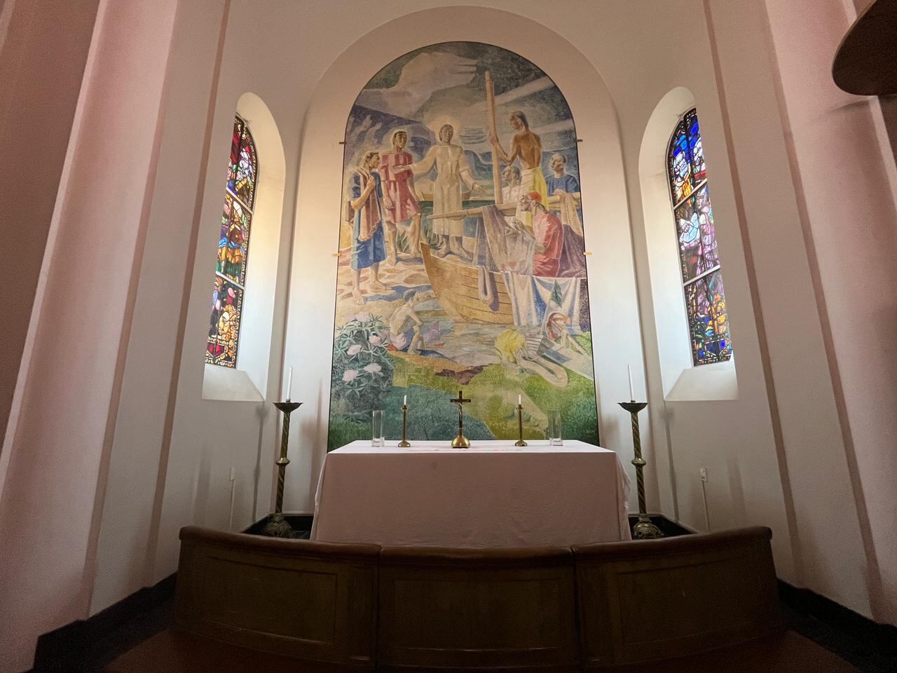 Altar con la imagen de Nils Bååthe, pastor que influyó en la construcción del templo