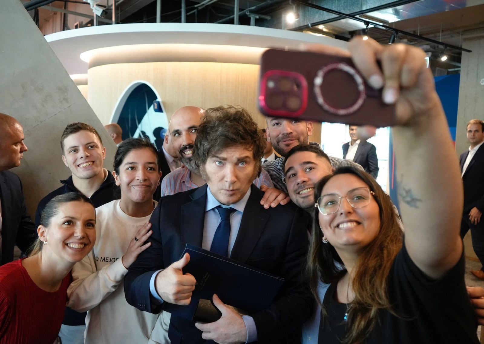 Milei junto con empleados de la billetera digital Ualá.