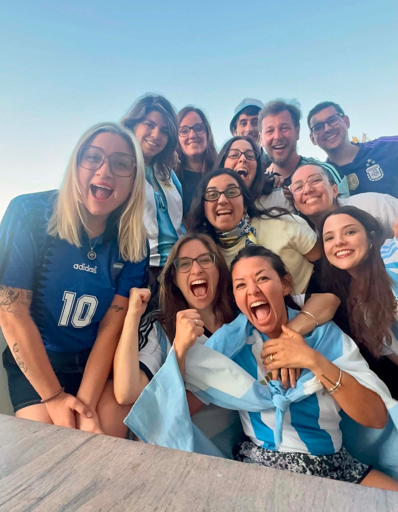 Micaela Martí, oriunda de Bahía Blanca y radicada en Bristol, Inglaterra, junto a un grupo de amigos con quienes comparte la previa de la semifinal entre la Argentina e Inglaterra