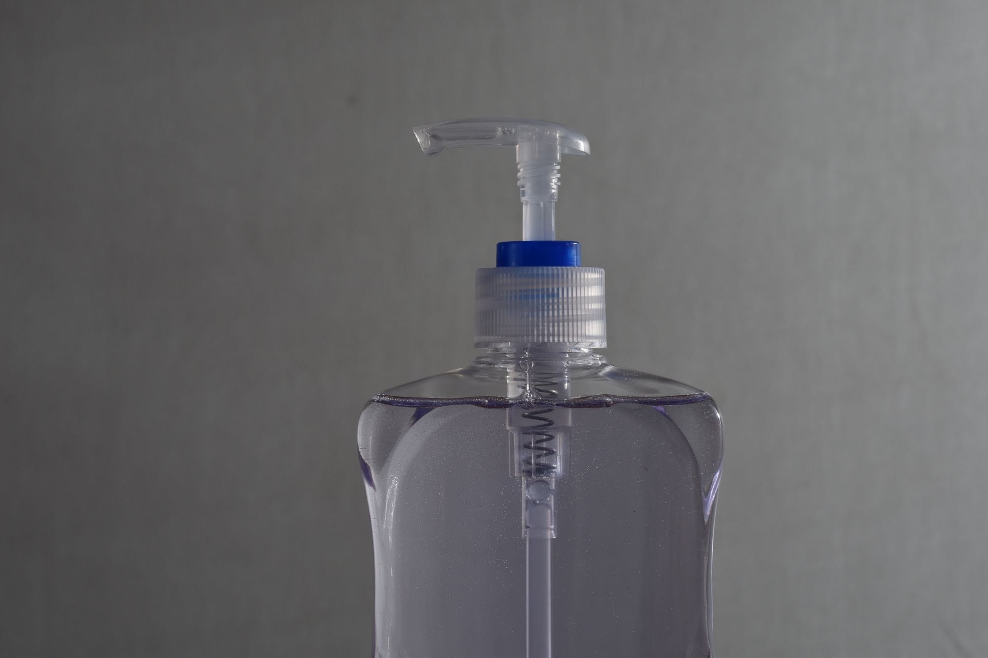 La Anmat prohibió en todo el país un alcohol sanitizante por irregularidades sanitarias