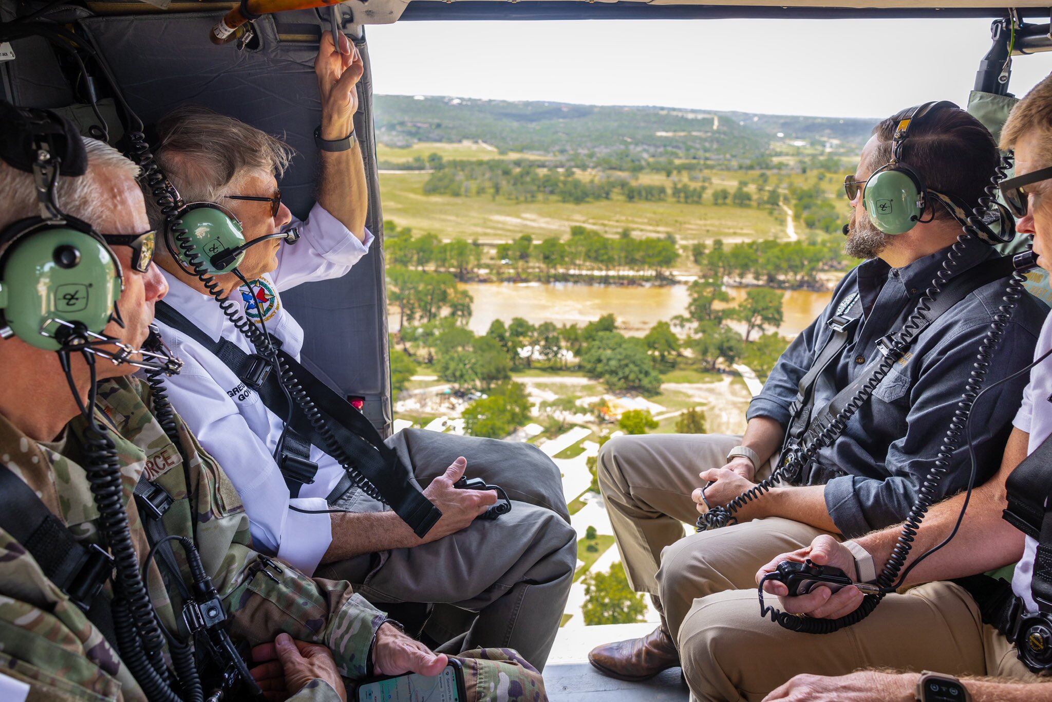 El gobernador de Texas sobrevoló la zona del desastre