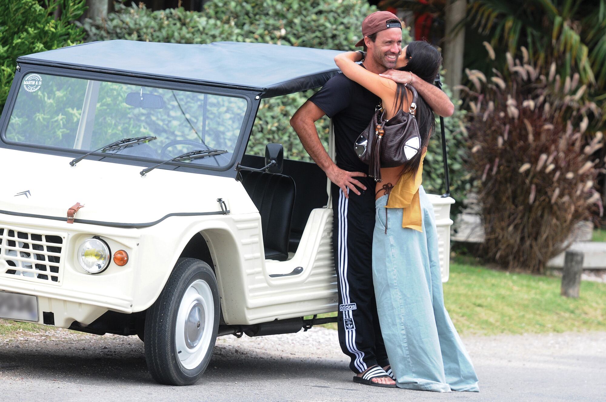 Junto al polista, durante un paseo con la capota puesta.