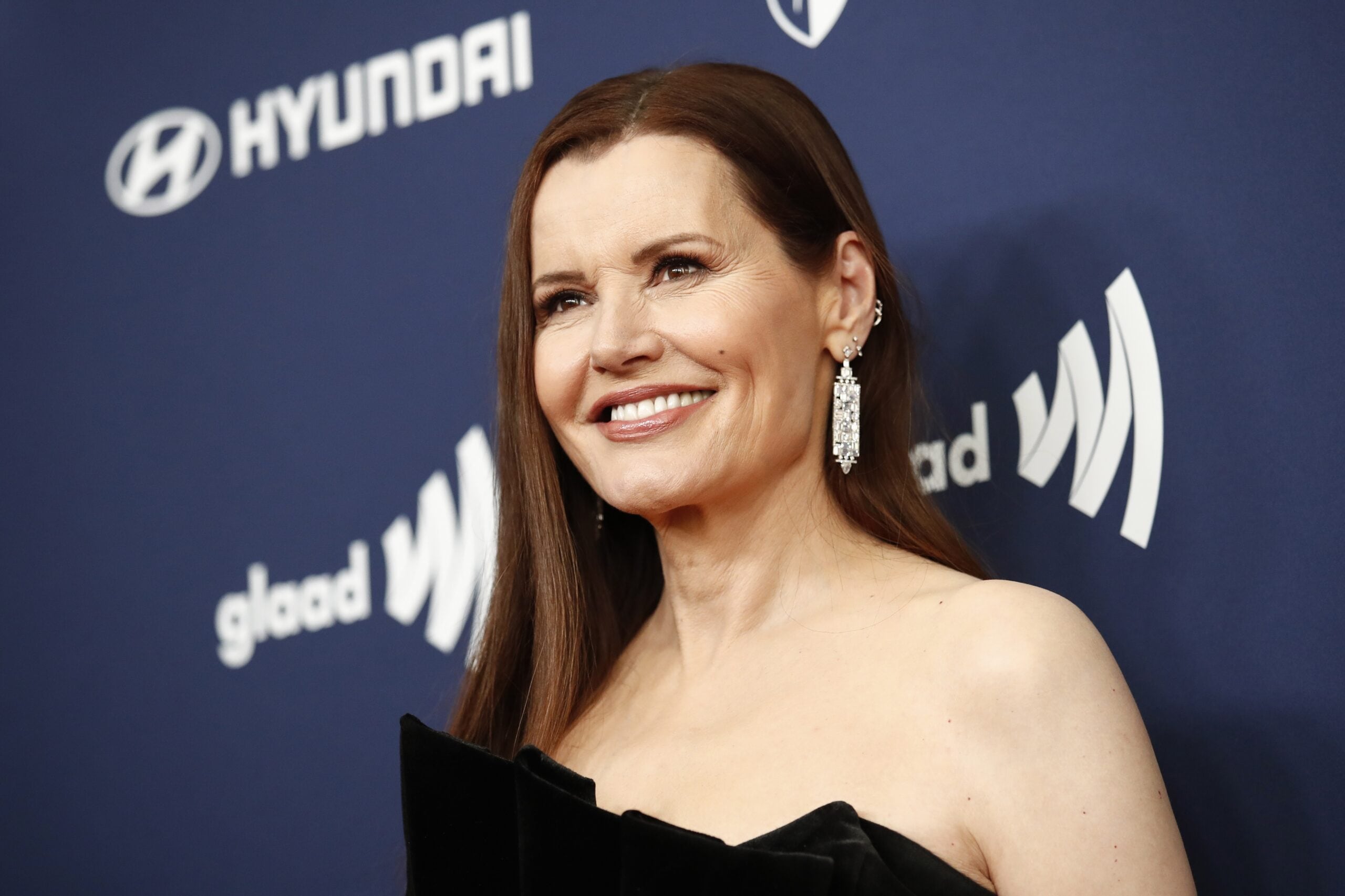 Geena Davis: la historia de una actriz que se negó a convertirse en un fantasma de su propia fama 15 En 2022 publicó sus memorias, Dying of Politeness, sobre su vida y su carrera en el cine.