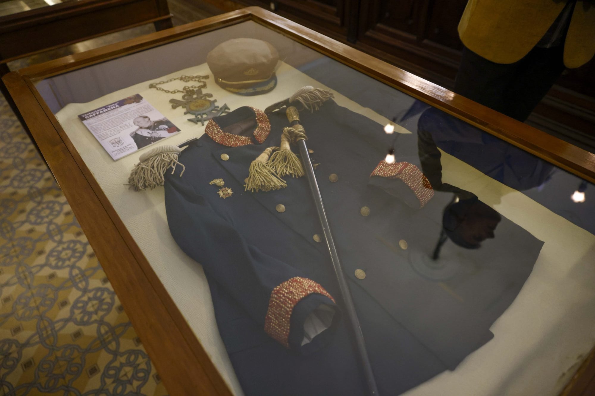 El uniforme ceremonial y otros atributos utilizados por Victoriano Toto Caffarena, presidente de la Segunda República de La Boca y reconocido como el Jugador Número 12 del club Boca Juniors