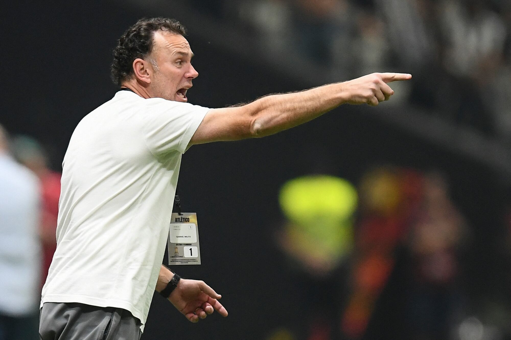 Gabriel Milito y una indicación para sus dirigidos del Mineiro; el DT argentino vuelve a cruzarse en el camino de Marcelo Gallardo (Photo by GLEDSTON TAVARES / AFP)