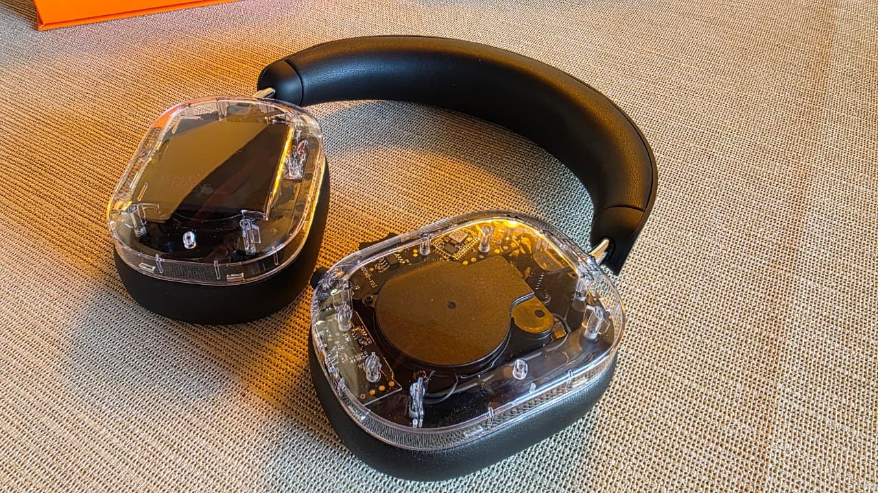 Unos auriculares Mondo Over-Ear transparentes