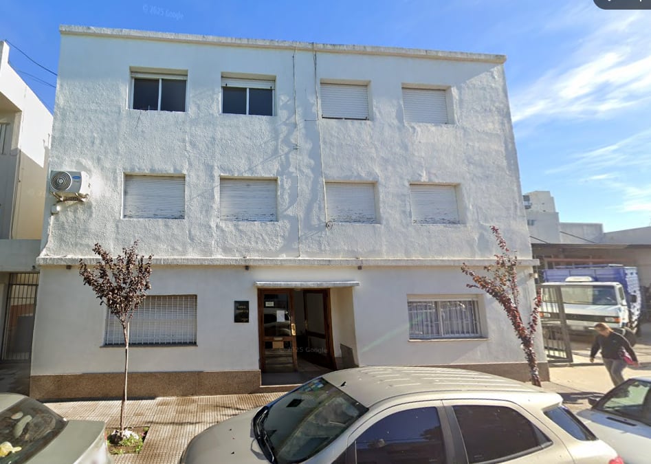 El edificio donde fueron encontrados los cuerpos de la familia. (Google Maps)