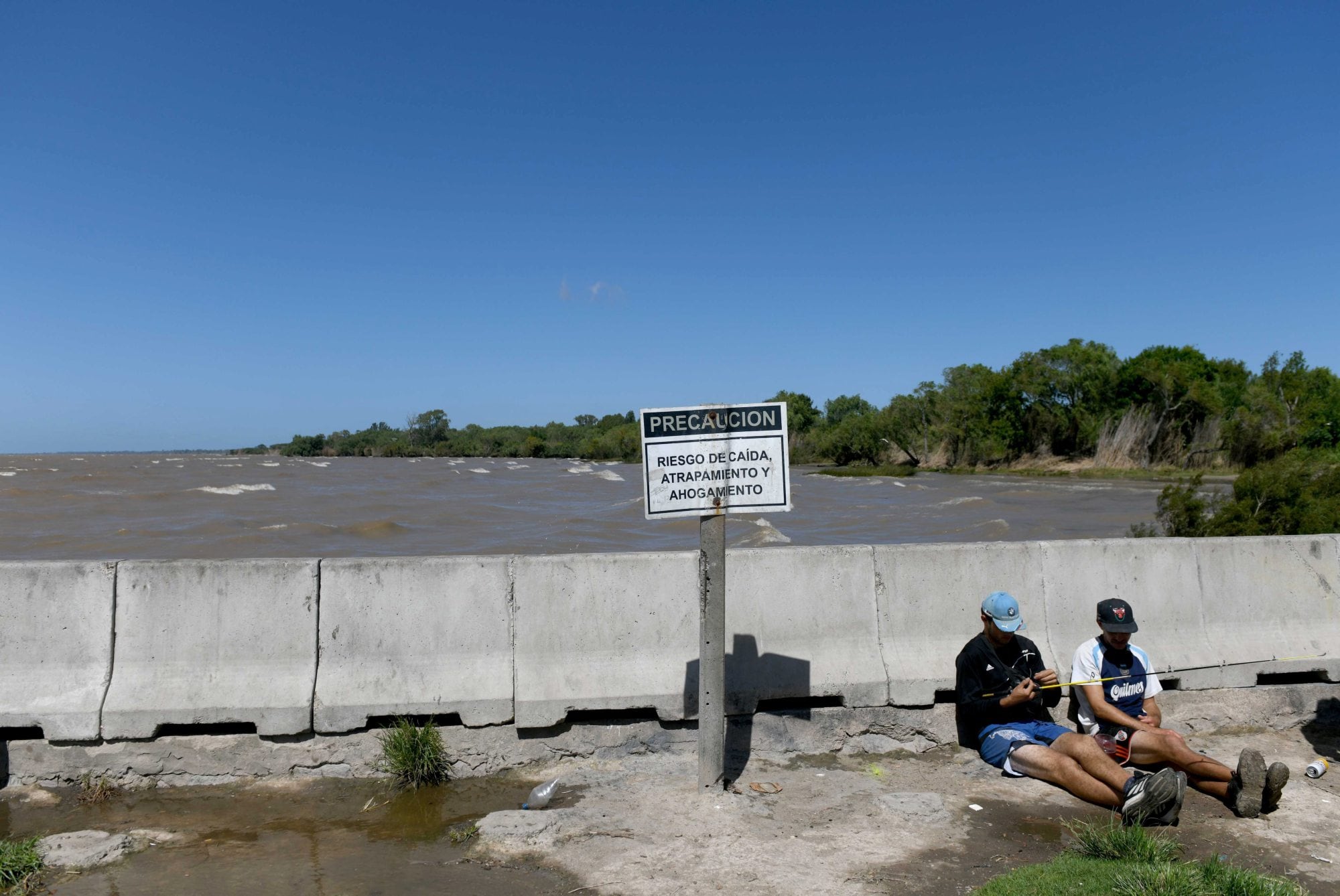 Recorrida por las costas del Río de La Plata en la ciudad de Berisso. Investigadores y ONG´s estudian las desembocaduras de residuos cloacales en el río y su impacto en la región.