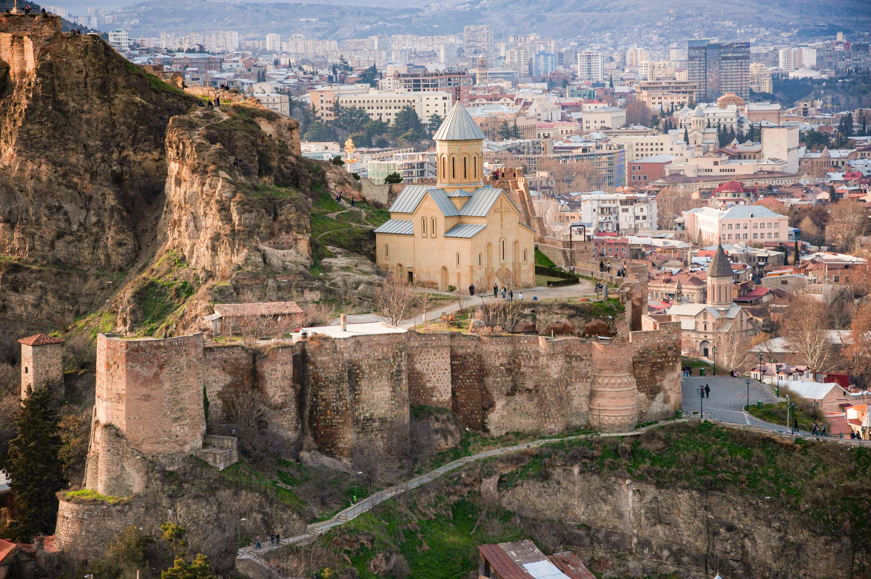Son varias las colinas sobre las que se asienta Tiflis. Aquí se ve la fortaleza de Narikala (s. IV). Junto a ella, la iglesia de San Nicolás, del siglo XIII, pero reconstruida en 1997.