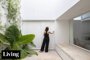 De los 35m2 de su PH original, una pareja de arquitectos logró dormitorio, patio, oficina, gran cocina y terraza en dos pisos