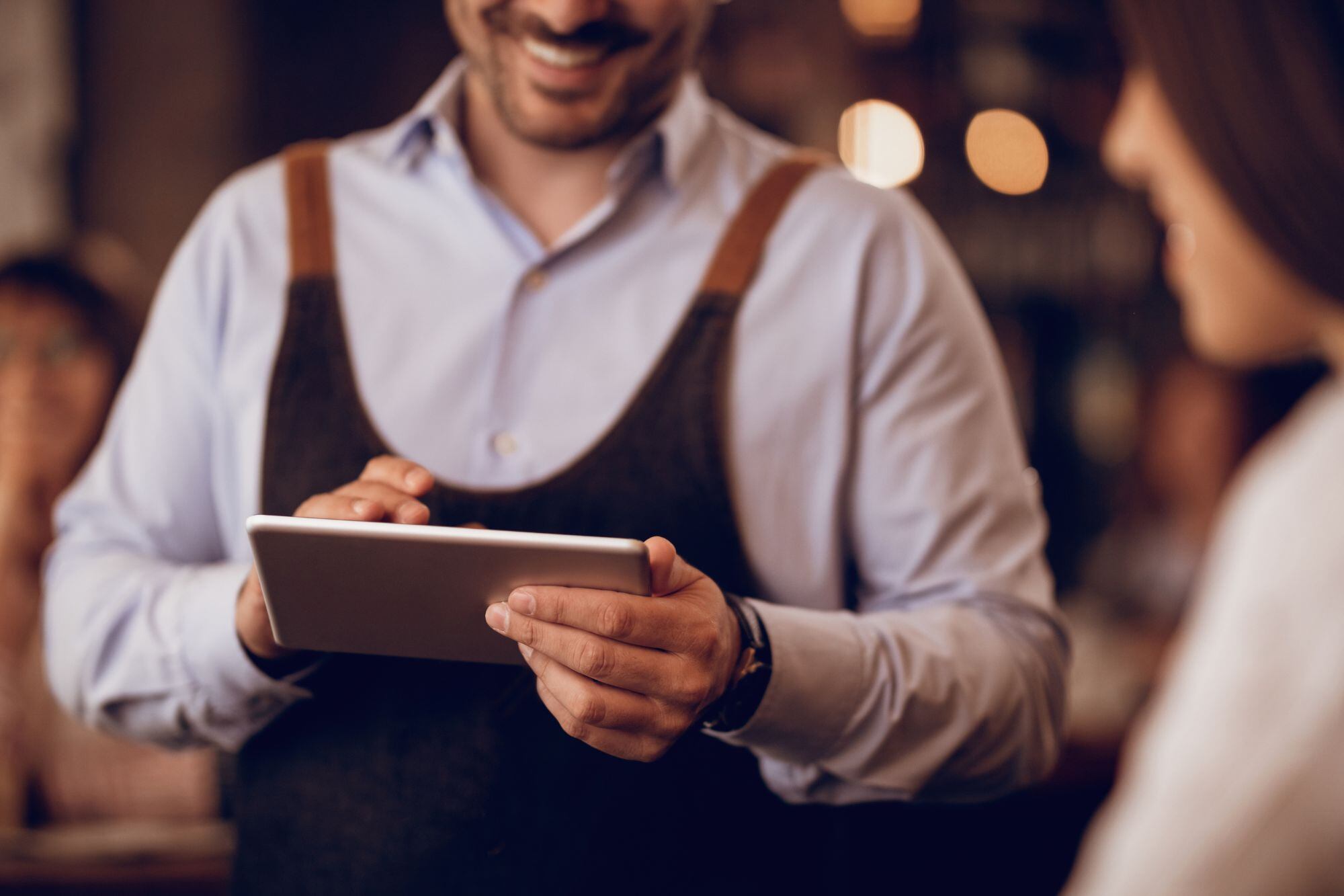 Los empleados de restaurantes de comida rápida reciben US$20 por hora como mínimo en California