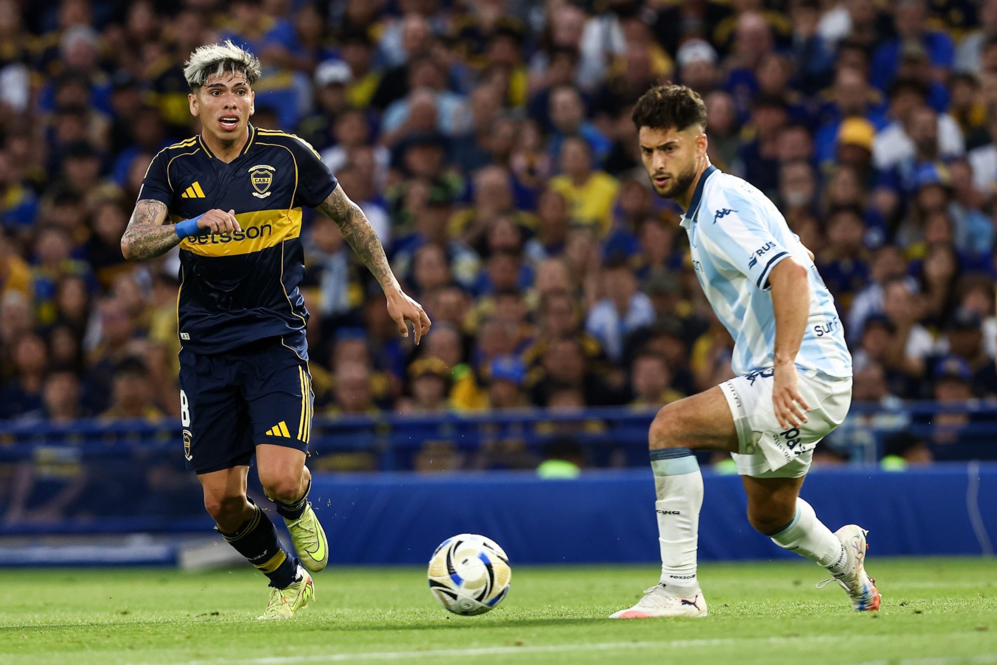 Carlos Palacios, volante de Boca, y Marcos Di Césare, defensor de Racing