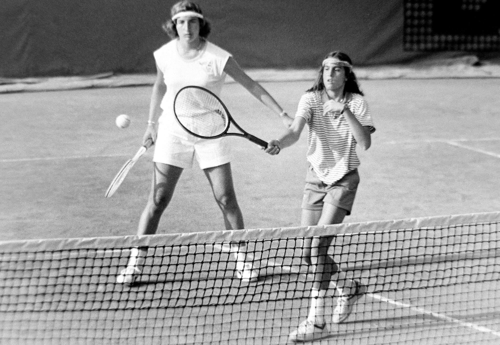 Mercedes Paz y Gabriela Sabatini comparten un dobles en Roland Garros 1985, un año antes de la última vez en que tres argentinas pasaron la clasificación, como ahora.