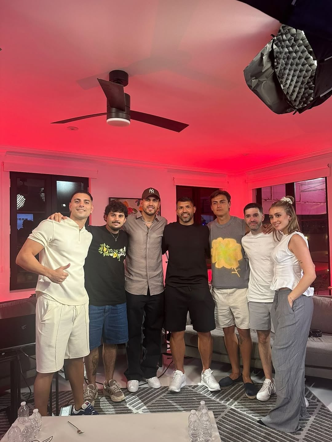 Leandro Paredes y Paulo Dybala participaron del nuevo programa del Kun Agüero, La casa del Kun (Foto: Instagram @kunaguero)