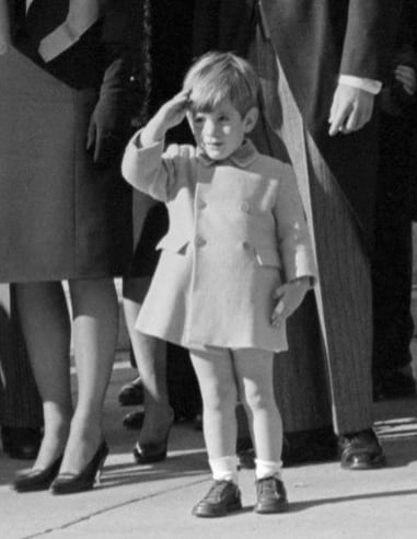 John Kennedy Jr. saluda el féretro de su padre, el presidente John F. Kennedy, durante el funeral del 25 de noviembre de 1963, el día en que cumplía tres años