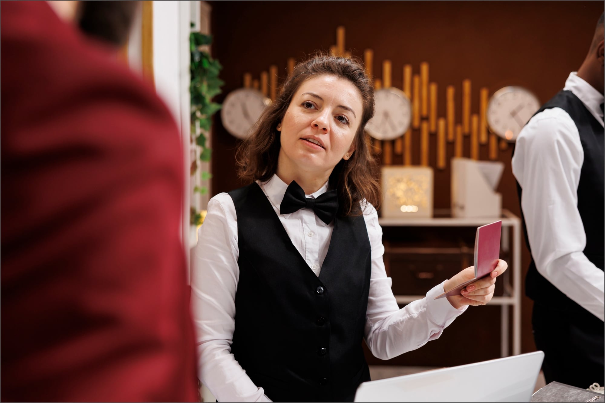 Ante la decisión del Concejo de Los Angeles, los empleados de hoteles y aeropuertos recibirán aumentos graduales en los próximos años