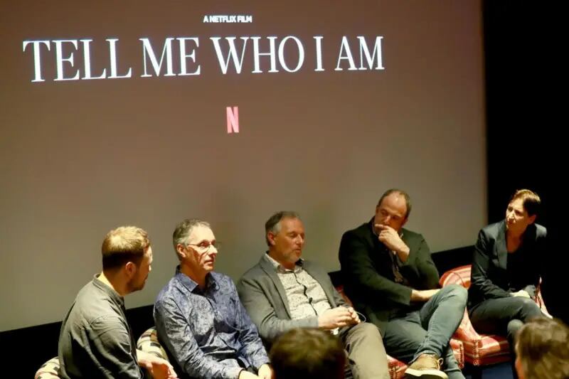 El director Ed Perkins, Alex Lewis, Marcus Lewis, el productor Simon Chinn y Briony Hanson asisten a la proyección del documental de Netflix