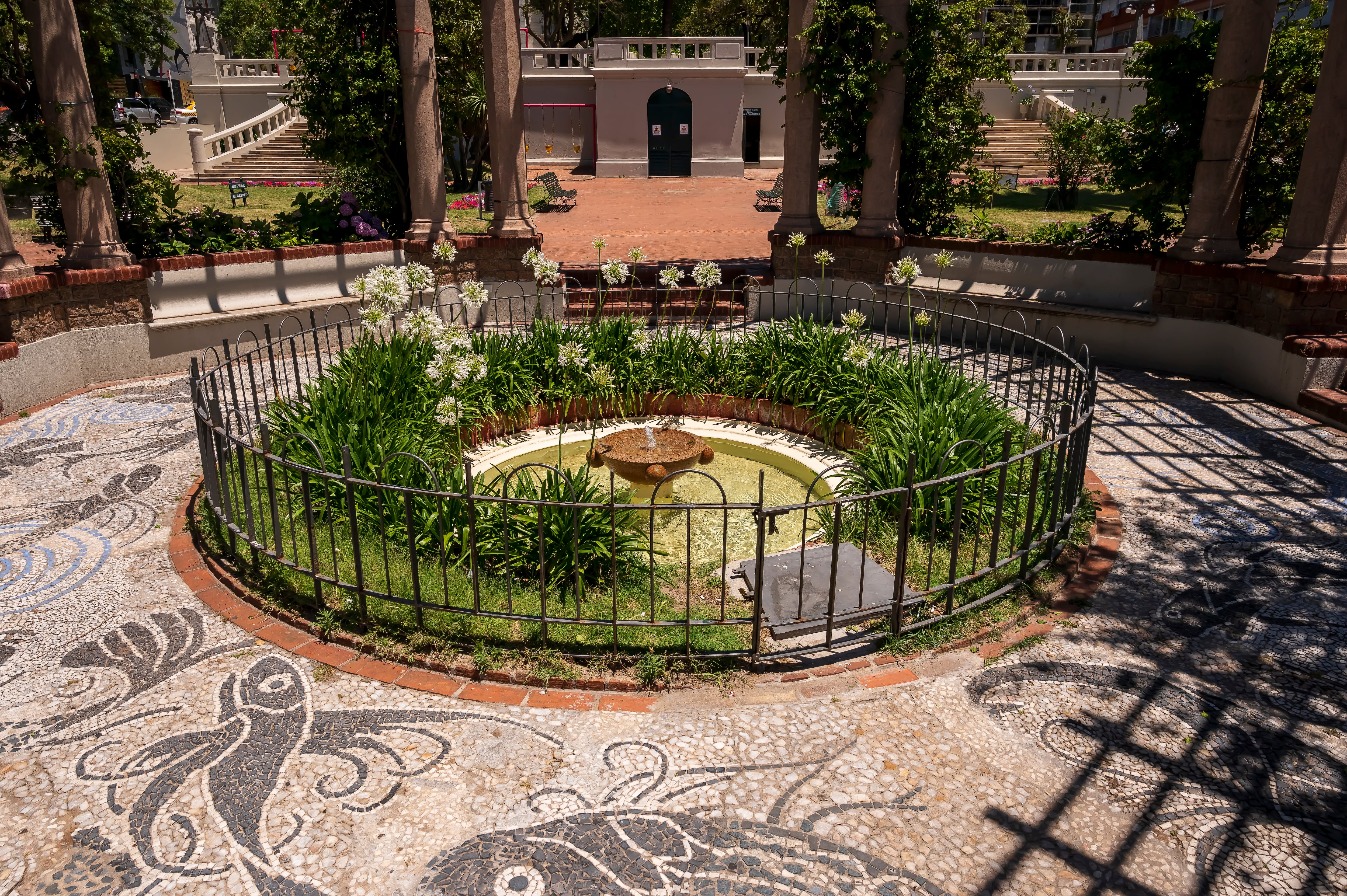 La plaza Gomensoro es una de las joyas arquitectónicas de otra época en Pocitos
