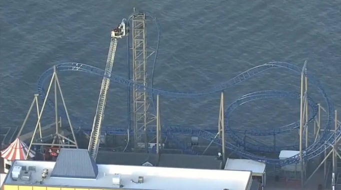 Ocho estudiantes quedaron atrapados cuatro horas en una montaña rusa a 30 metros de altura en Texas