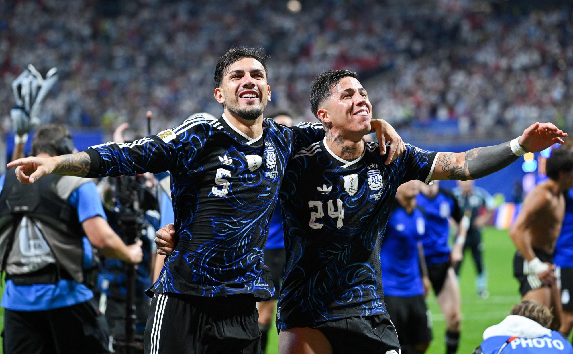 Con Leandro Paredes, celebrando la victoria contra Inglaterra