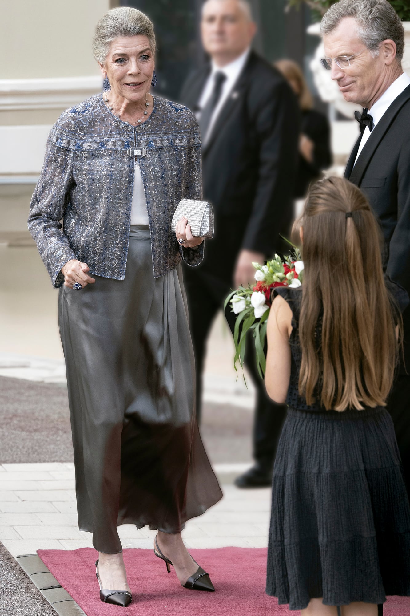 A su llegada a la Ópera, a la princesa Carolina también la esperaba un ramo de flores