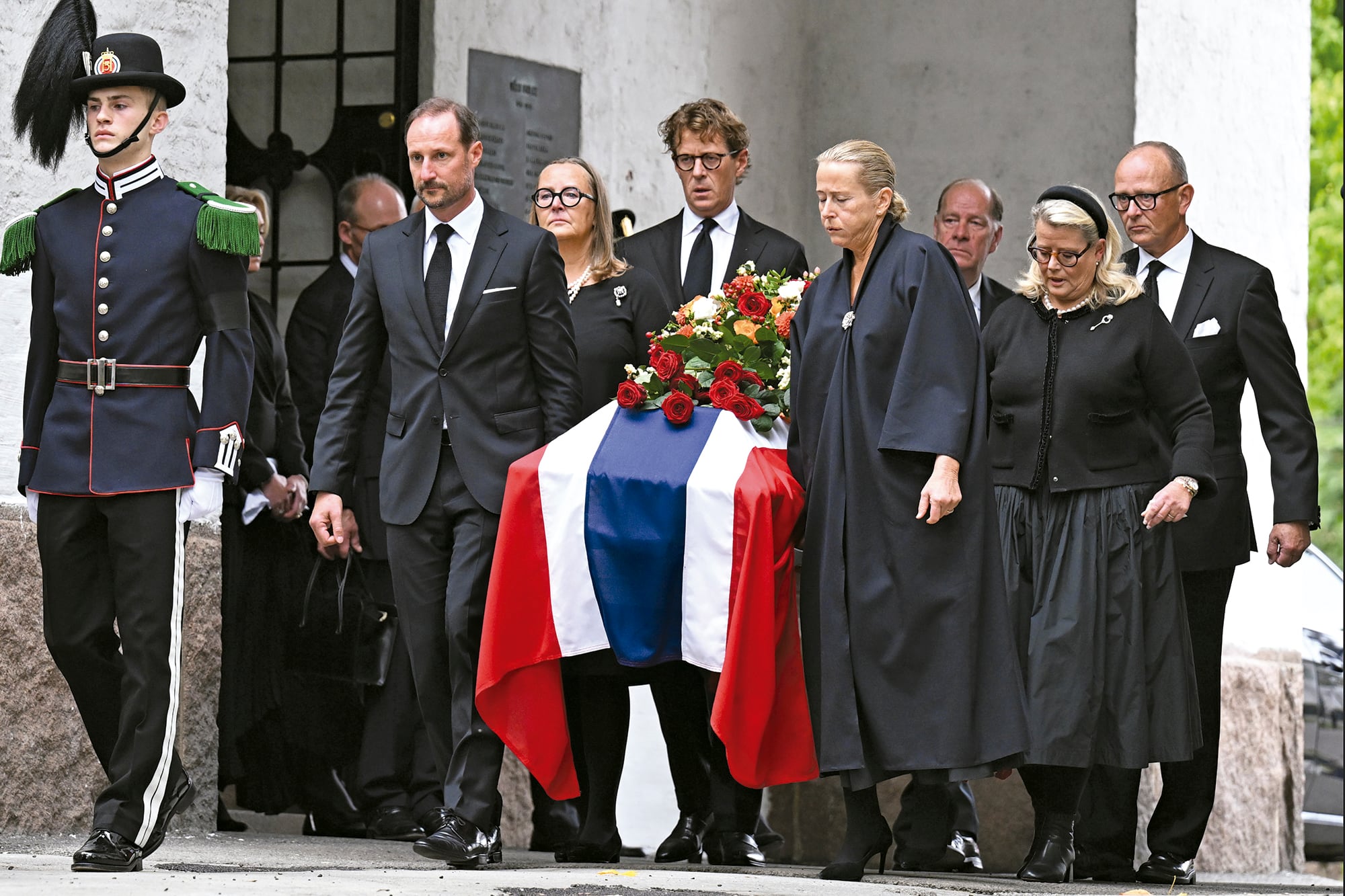 El momento en el cual el rey Haakon –con traje oscuro y corbata negra– y sus primos, Cathrine, Benedikte, Alexander, Elisabeth y Carl-Christian, los cinco hijos que Astrid tuvo con Johan Martin Ferner, llevan el féretro cubierto con flores y con la bandera noruega– rumbo al cementerio que tiene la iglesia