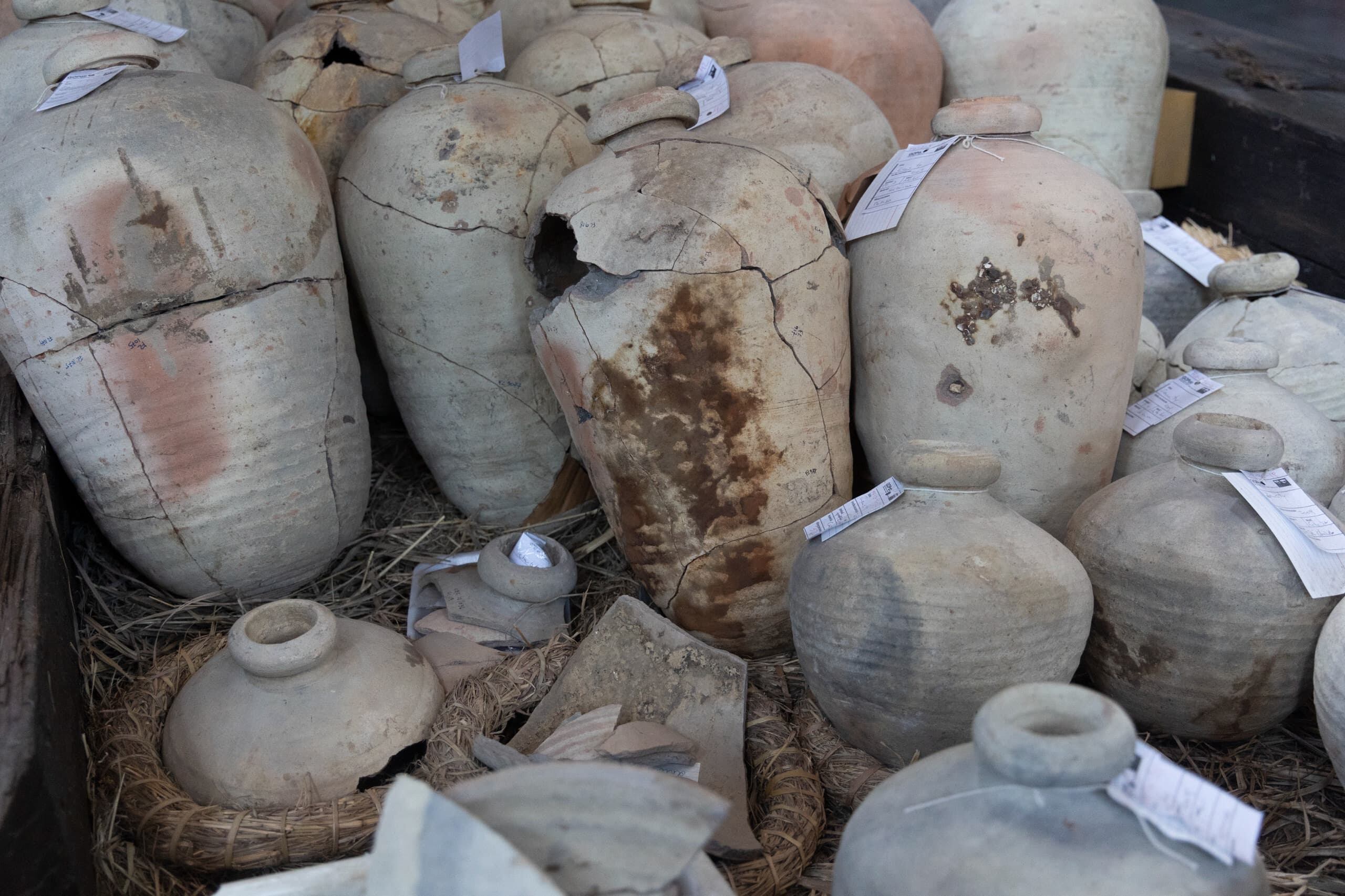Al desenterrar la fragata encontraron vasijas, elementos de uso cotidiano, herramientas de labranza y cuatro cañones