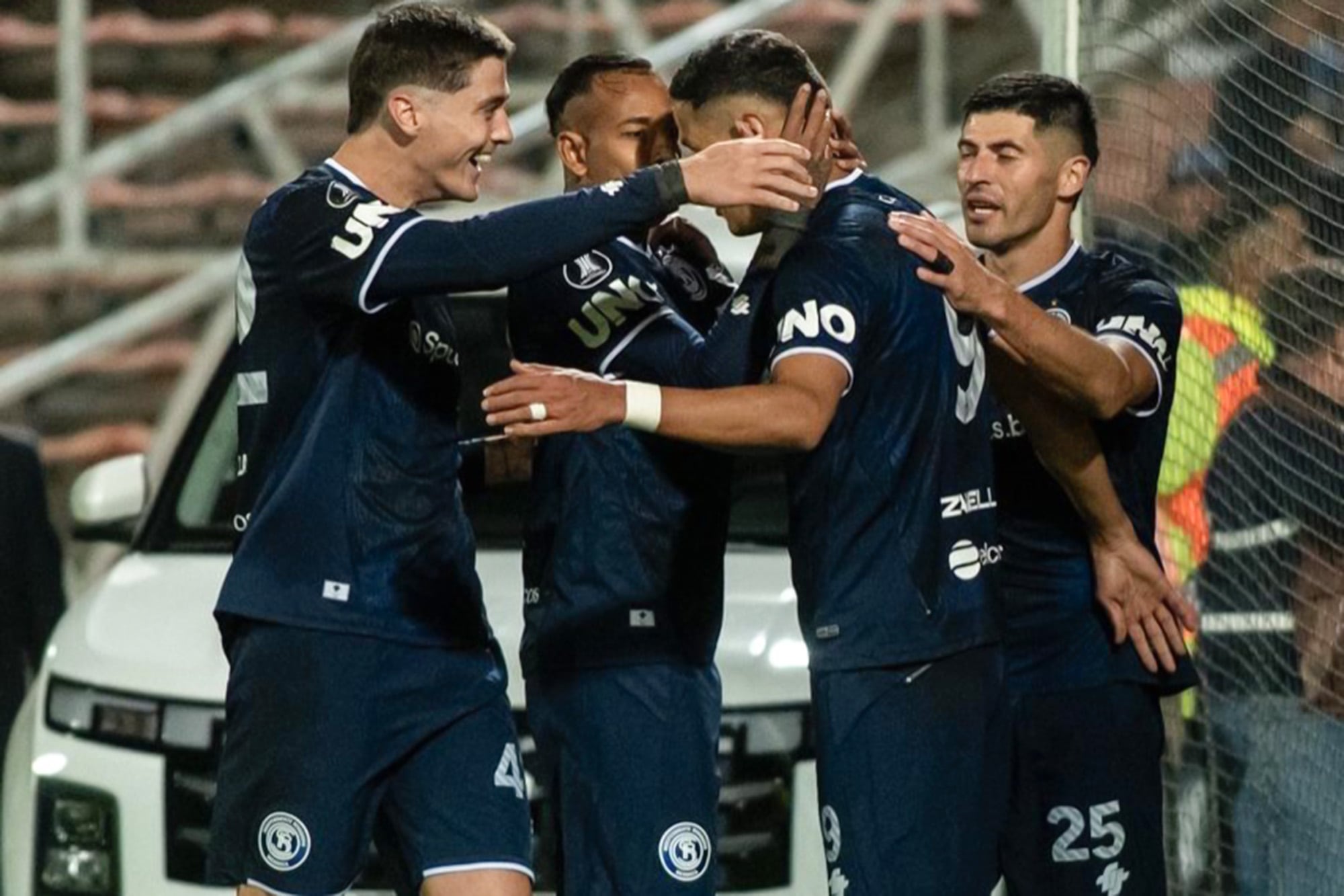 Independiente Rivadavia mantuvo su marcha ideal en la Copa Libertadores con 4-1 a La Guaira y un triplete de Álex Arce