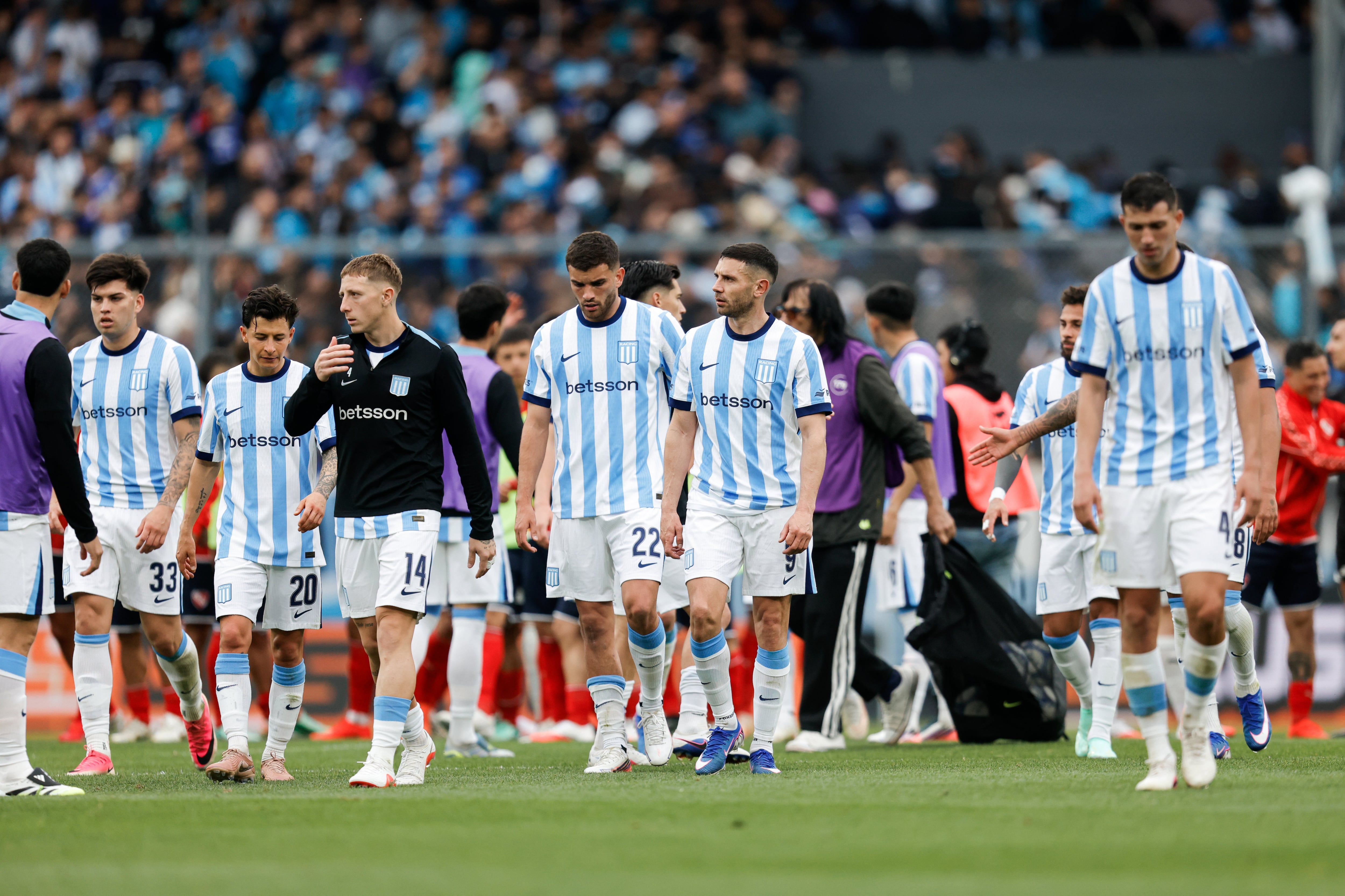 La retirada de Racing bajo los cánticos de reprobación de sus hinchas; un 2026 de penurias protagoniza la Academia