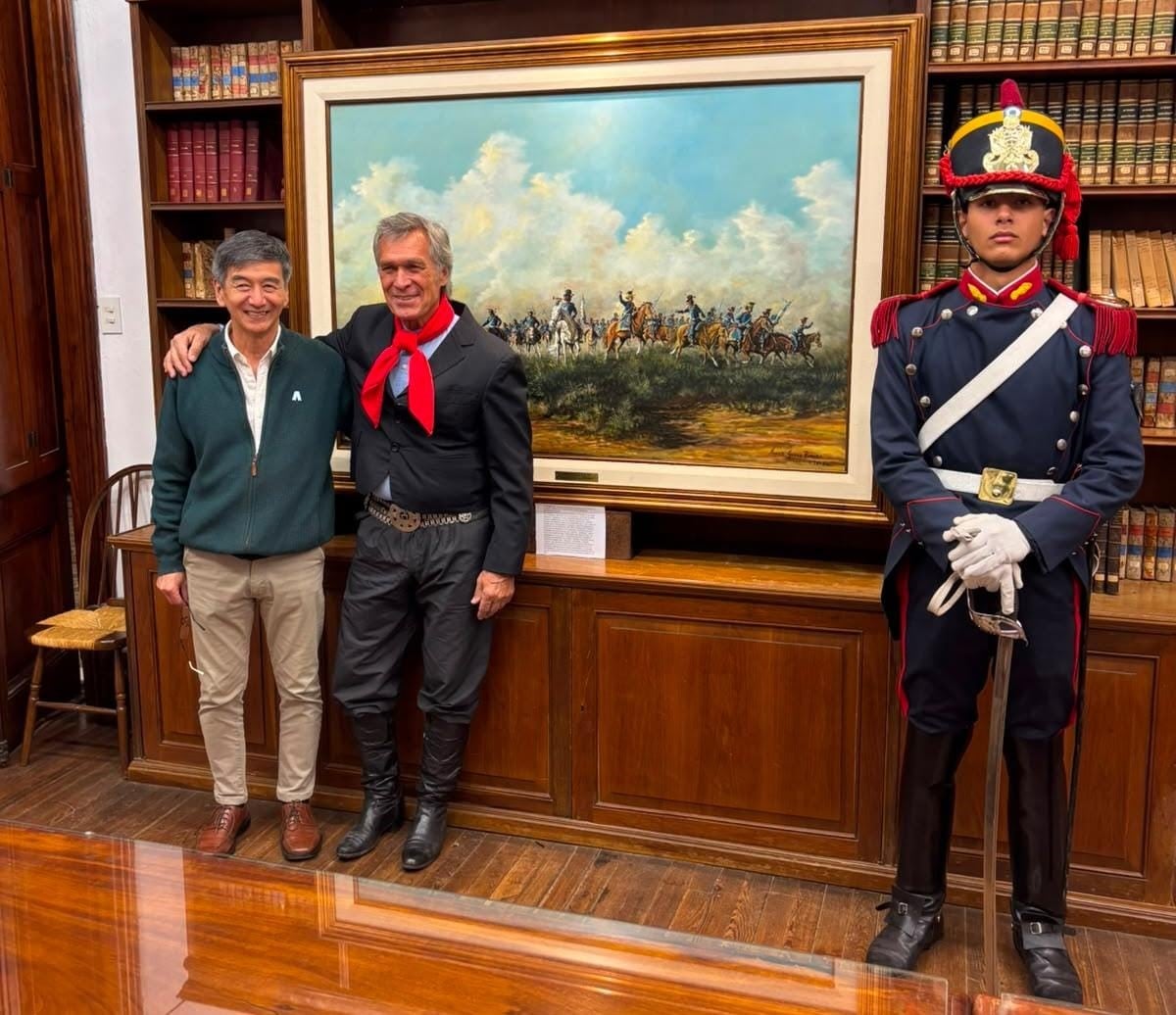 Custodiada por granaderos, una pintura se sumó a los hitos de la historia argentina en imágenes