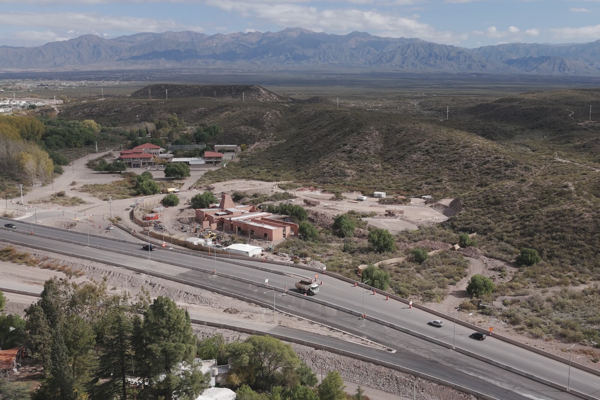 La arquitectura se inspira en los antiguos borgos italianos, burgos o pueblos pequeños que se formaban de manera orgánica en sus enclaves naturales