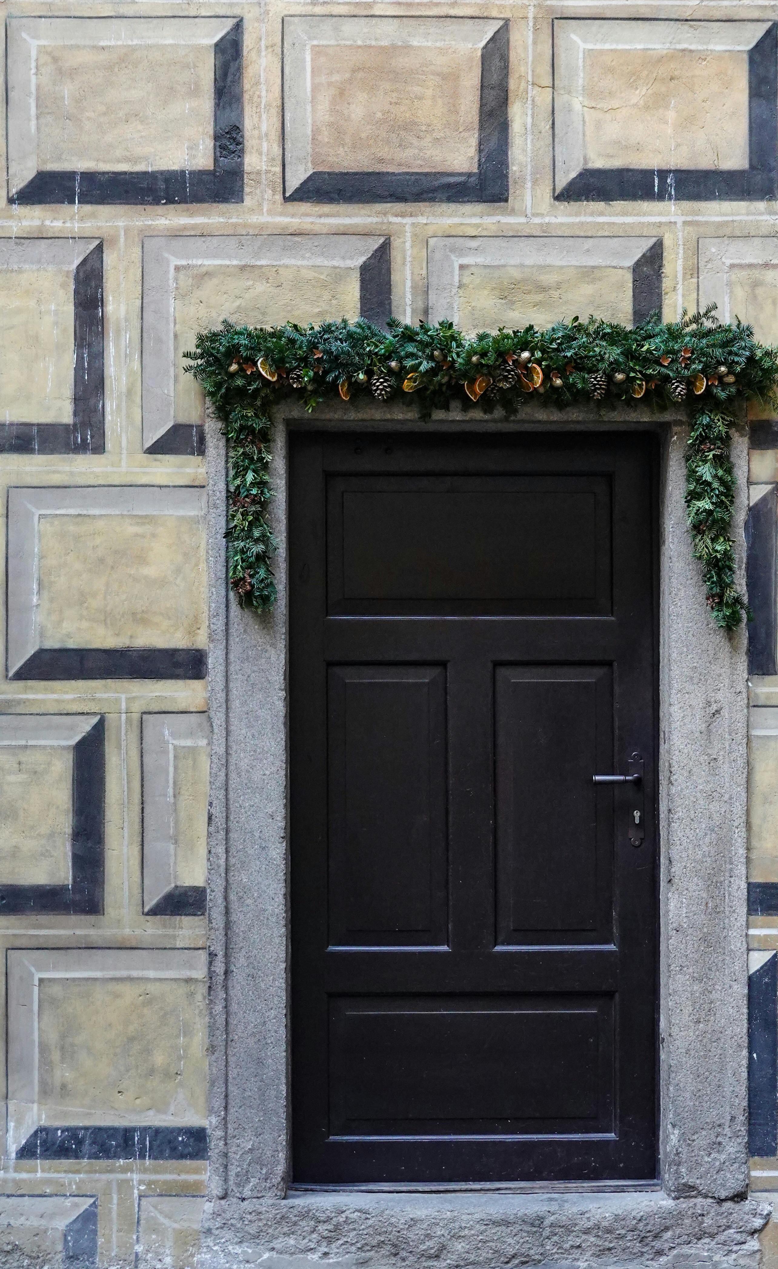 Las puertas con guirnaldas son una opción sencilla y económica de decorar el ingreso a casa