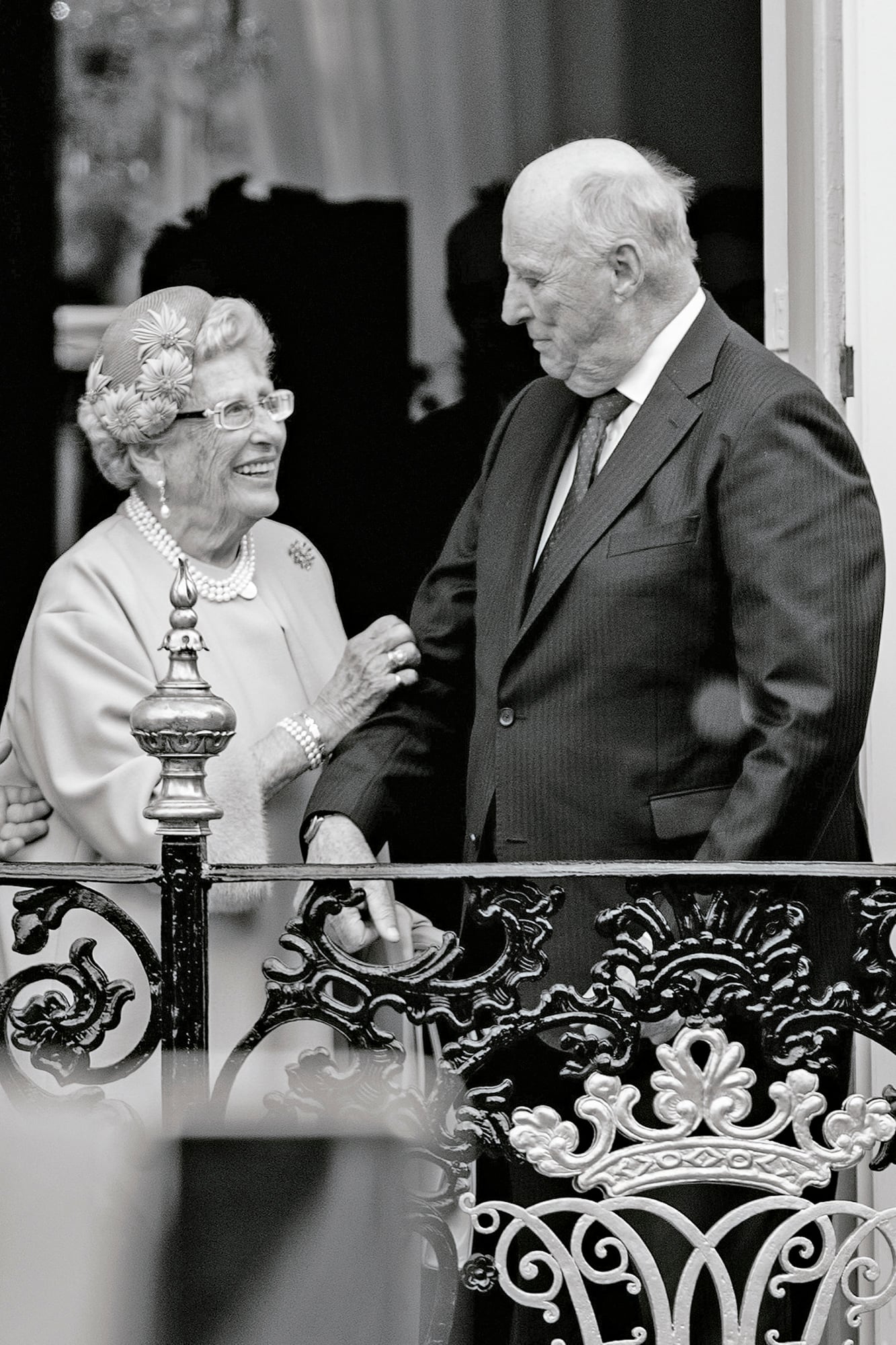 Con su hermano, el rey Harald V. En 2002, cuando la princesa Astrid cumplió 70 años, el gobierno la homenajeó por sus grandes esfuerzos y su lealtad a la Casa Real