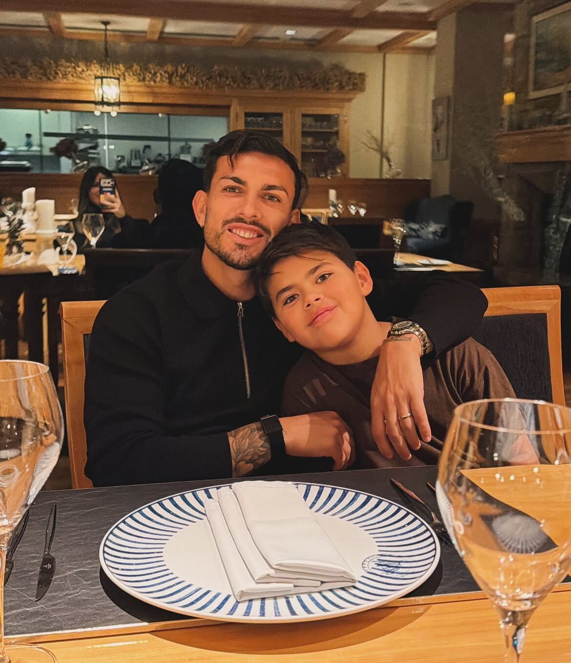 Las vacaciones de Leandro Paredes en Bariloche junto a su familia: nieve, pileta y cena romántica 12 Leandro Paredes junto a su hijo Giovanni