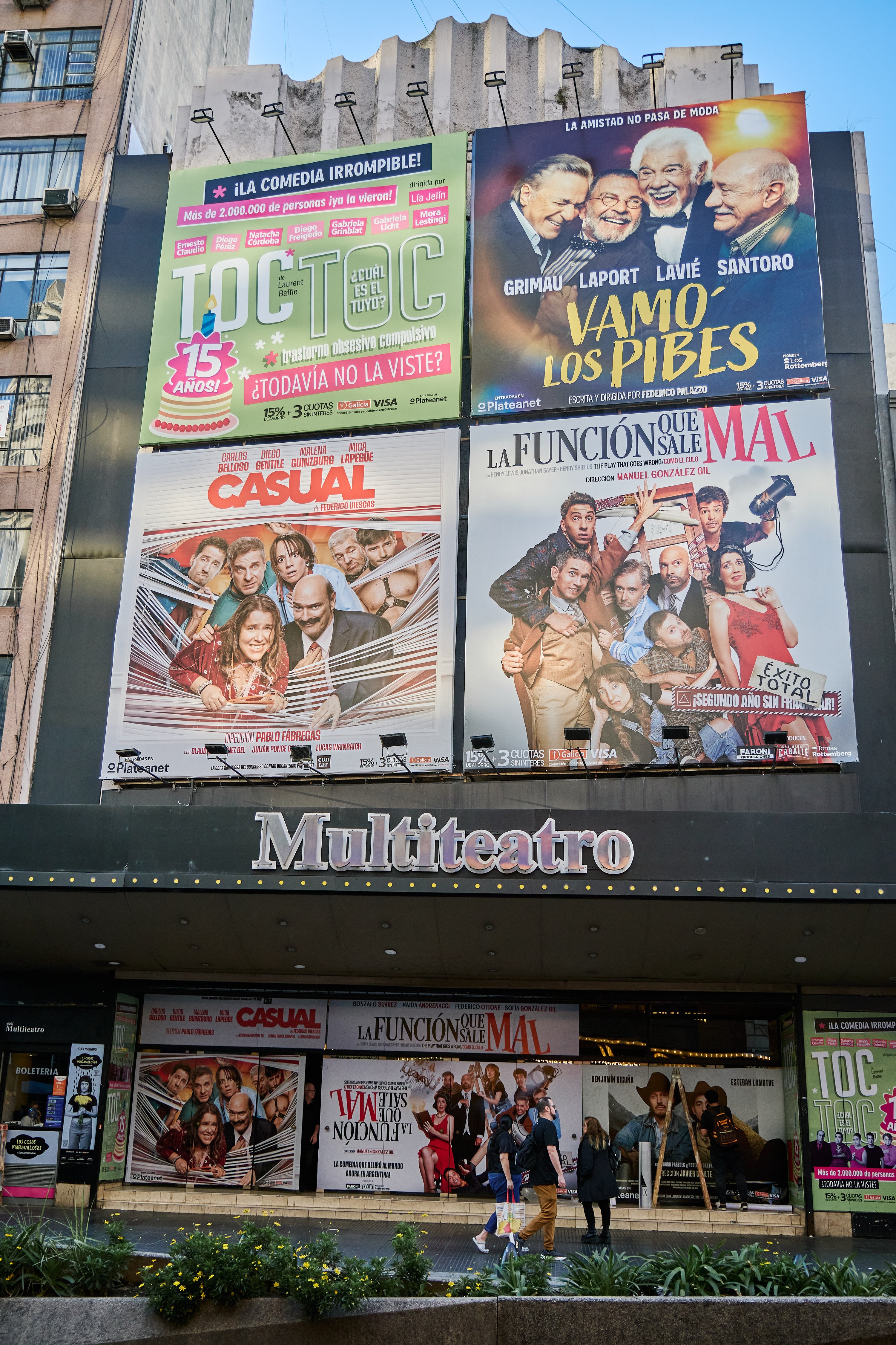 La marquesina del Multiteatro en la que los 4 títulos principales se distribuyen el mismo metraje sin apelar a pantallas led