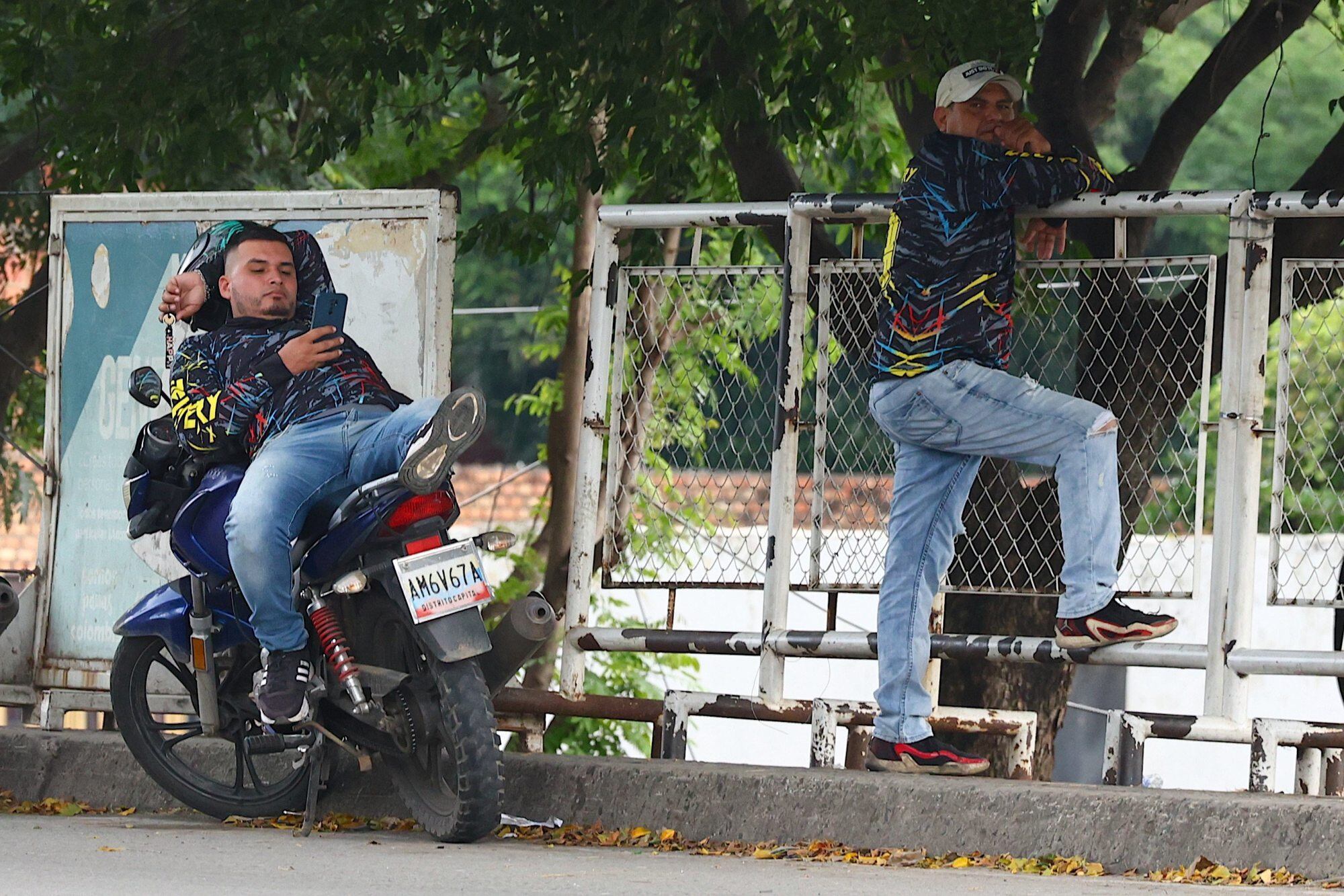 En el puente Simón Bolívar siempre hay personas que sacan fotos y anotan qué venezolanos hablan con la prensa