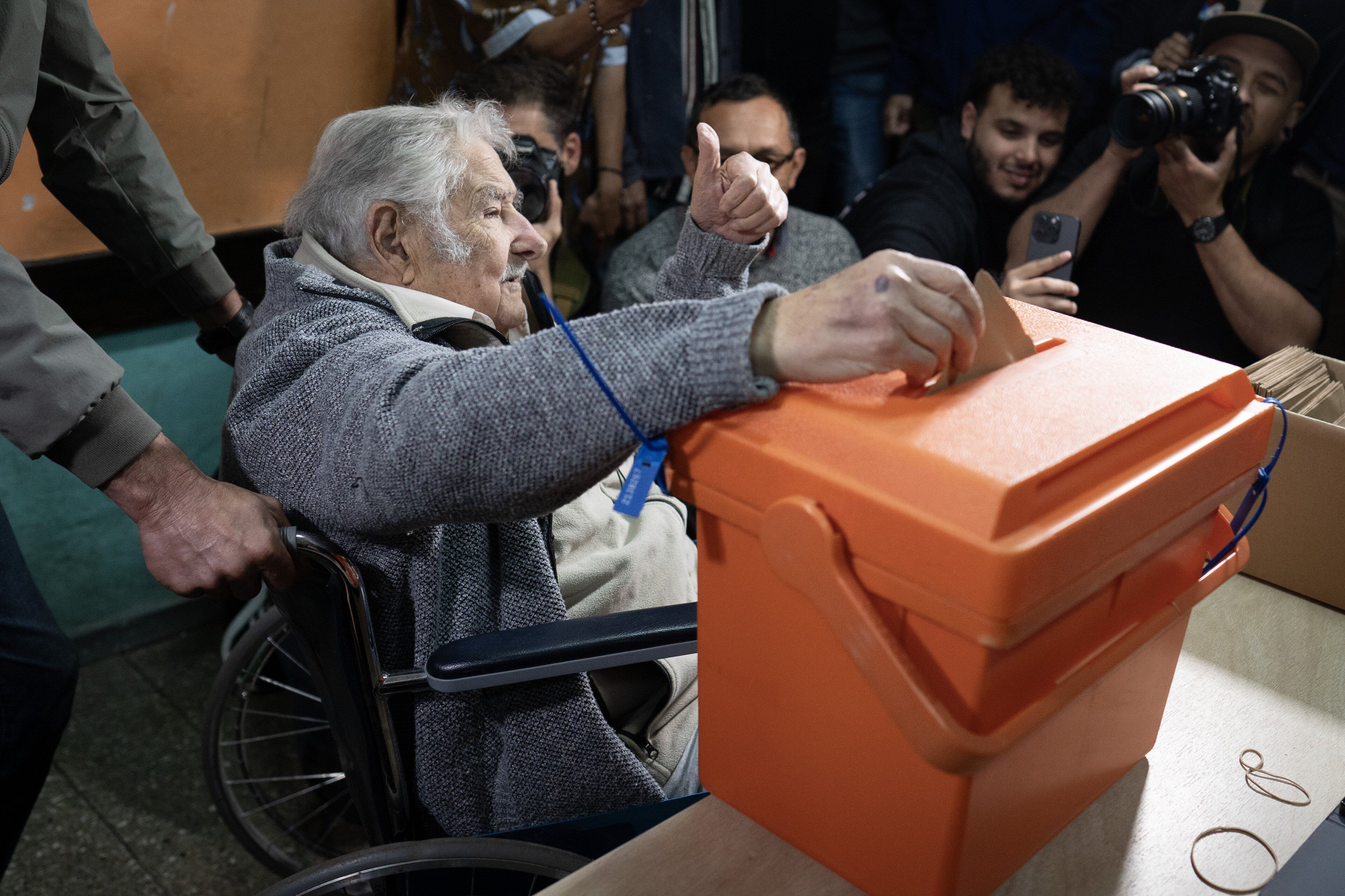 El expresidente uruguayo, José Mujica, emite su voto durante las elecciones nacionales 2024