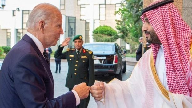 Joe Biden y el príncipe heredero saudita, Mohammed ben Salman.