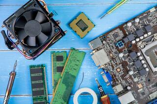 Para poder trabajar en la Argentina viajó 6 días con su PC desarmada en un bolso