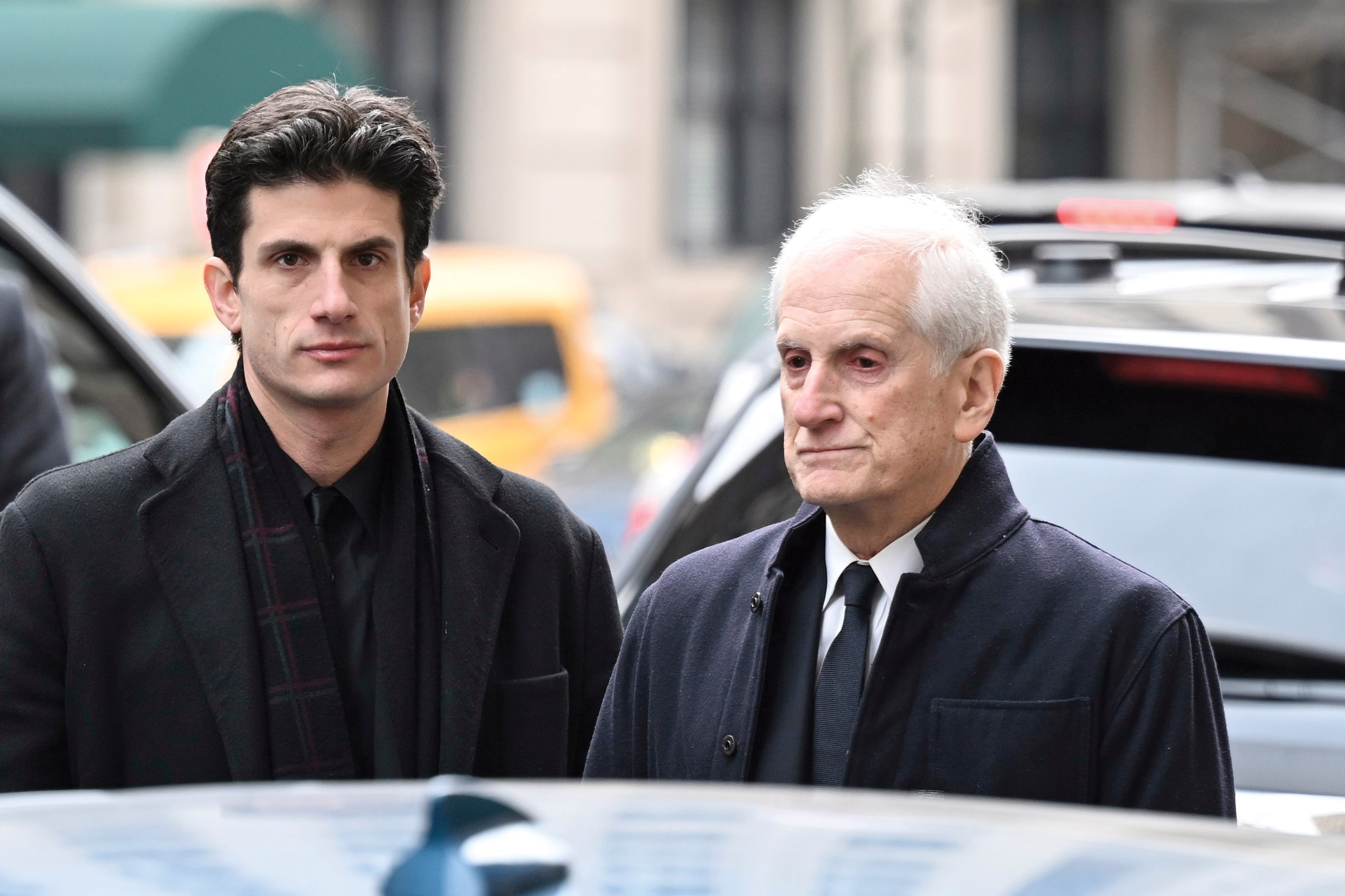 Jack Schlossberg con su padre, Edwin Schlossberg, en el funeral de Tatiana