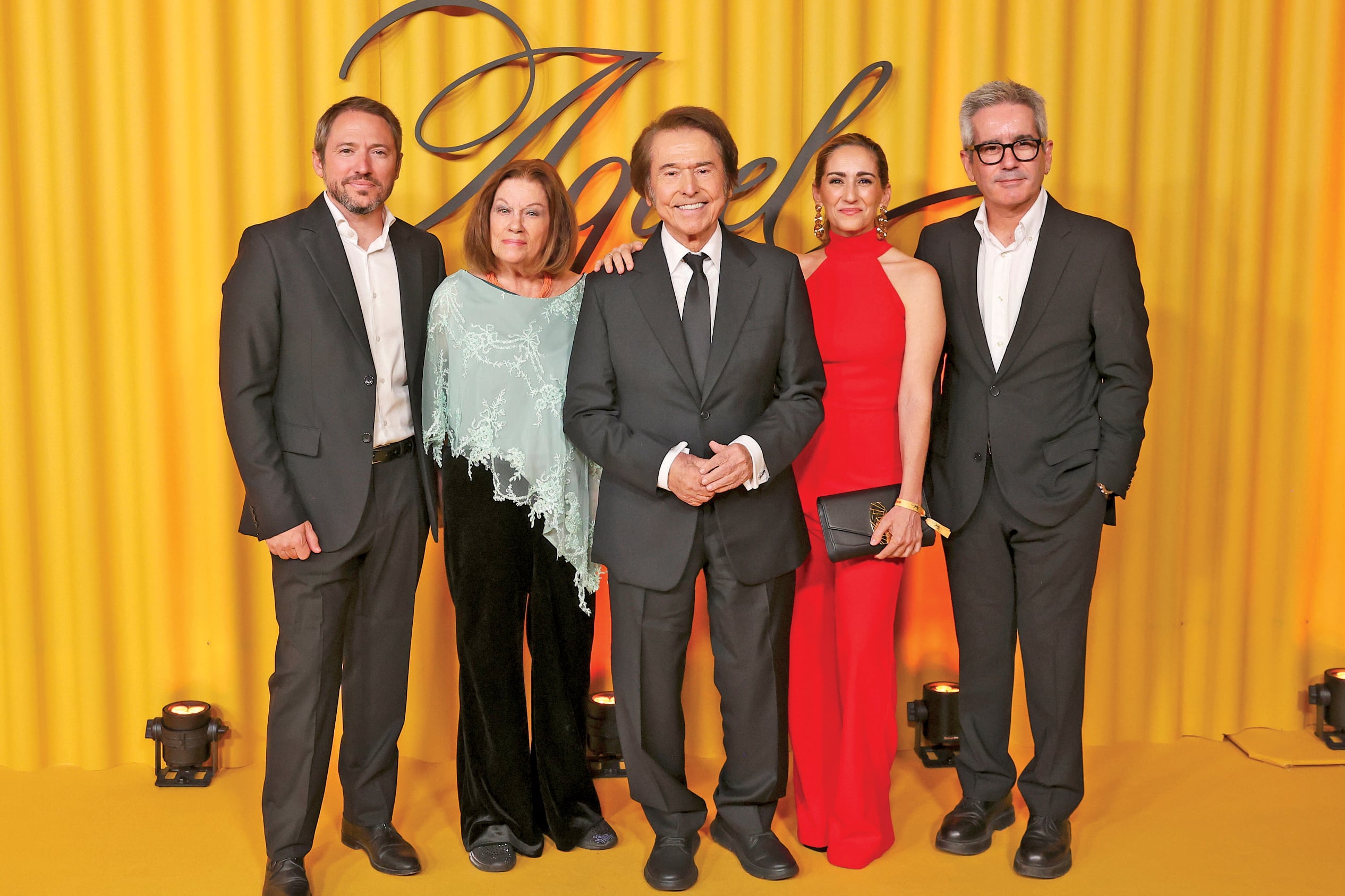 Raphael y su mujer, Natalia Figueroa, junto a sus hijos Manuel, Alejandra y Jacobo
