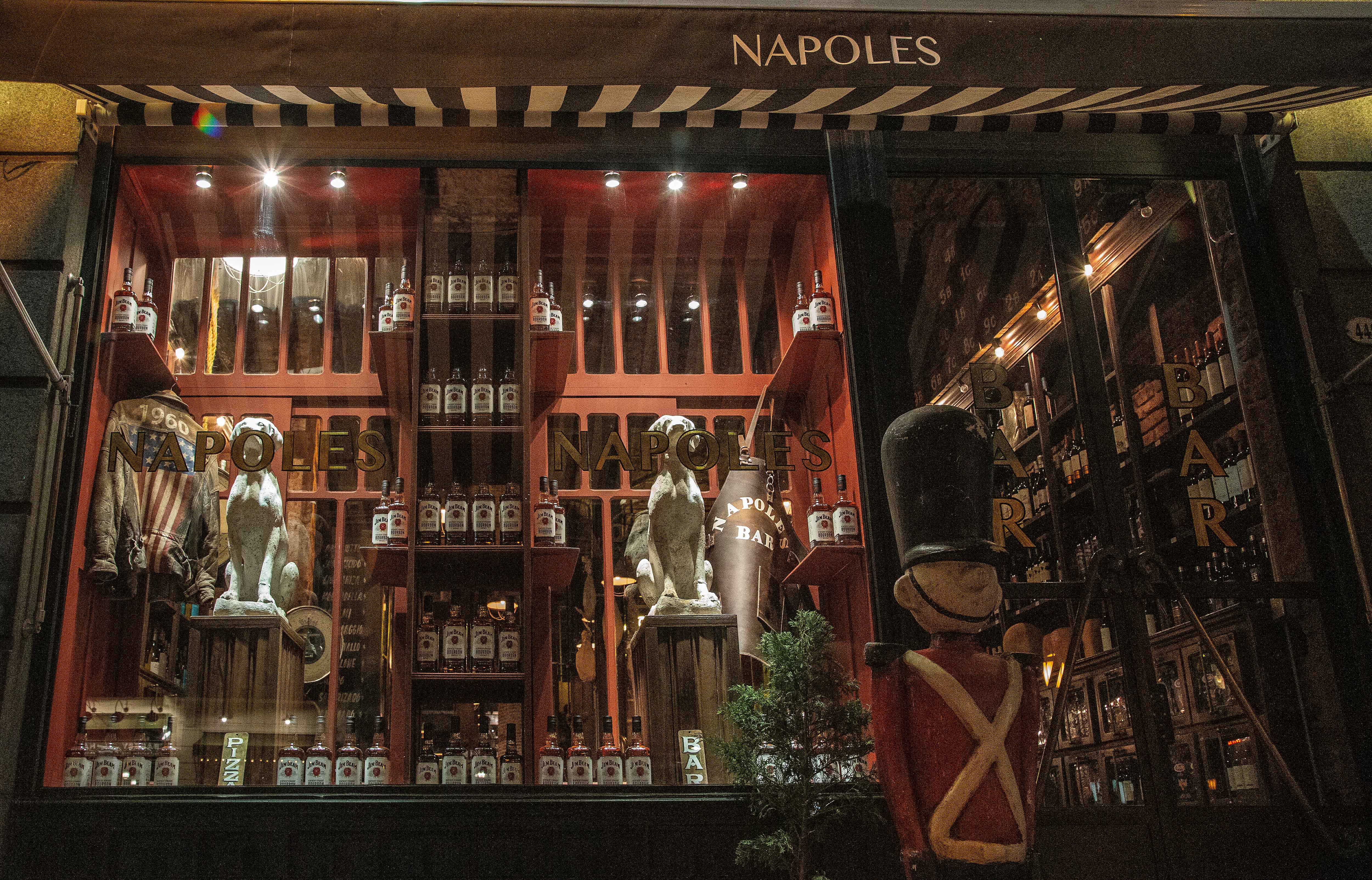 Sobre la avenida Caseros, en San Telmo, combina gastronomía italiana, bar y una impresionante colección de antigüedades en un enorme espacio que funcionó como antiguo depósito de carruajes de la familia Anchorena