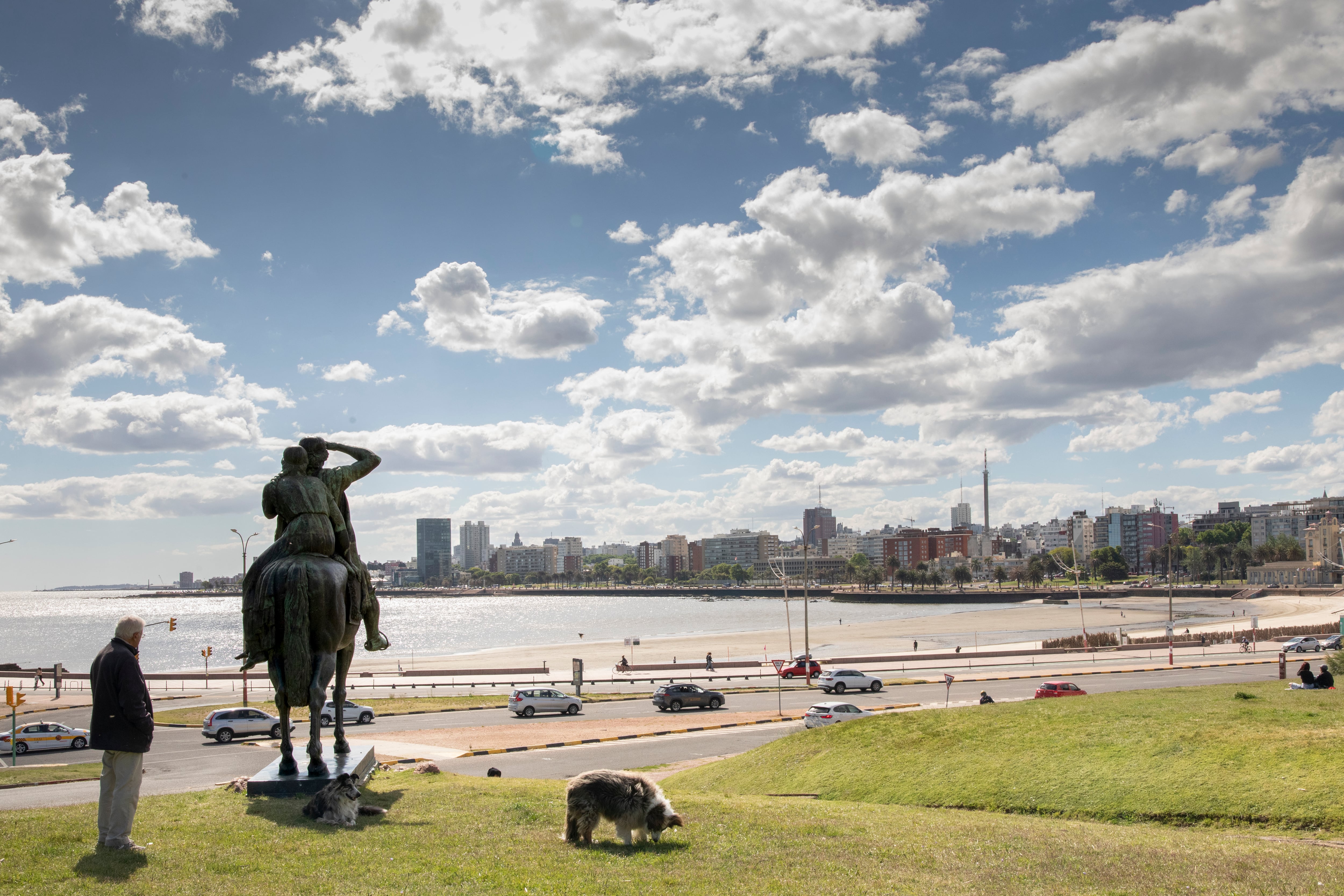 Vista panorámica desde la explanada Marosa Di Gorgio, en un espléndido día de sol
